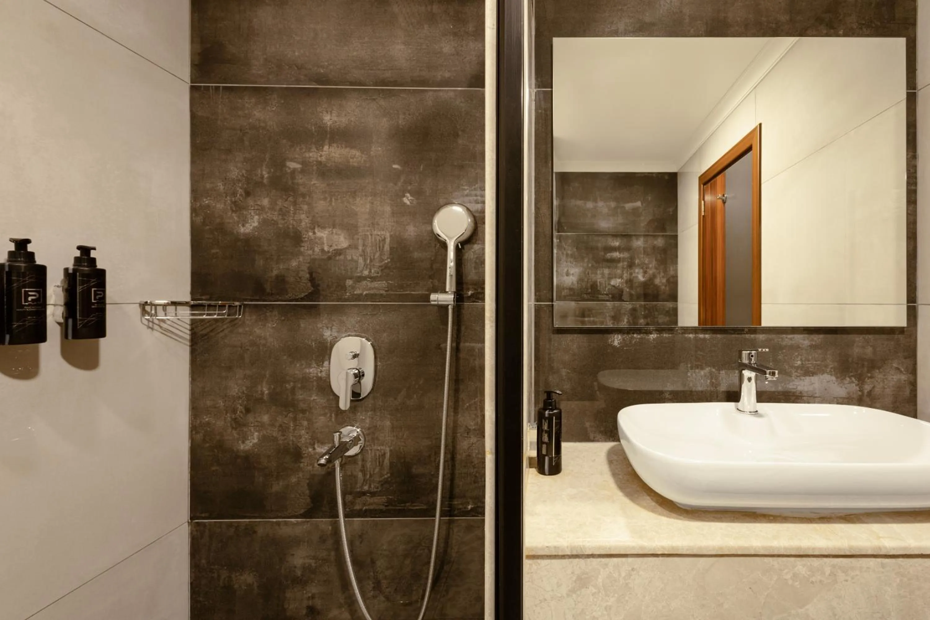 Shower in Lilium Hotel & Suites