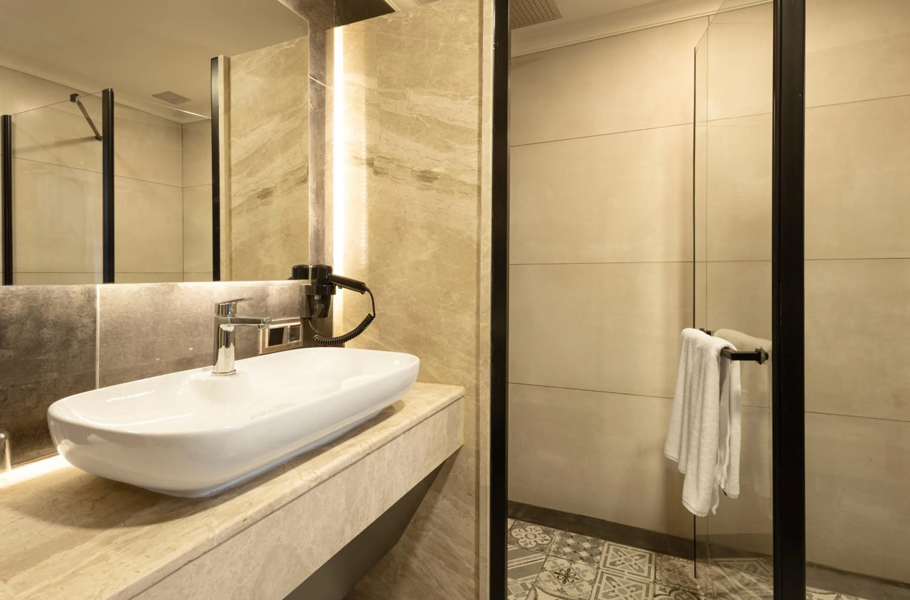 Shower in Lilium Hotel & Suites