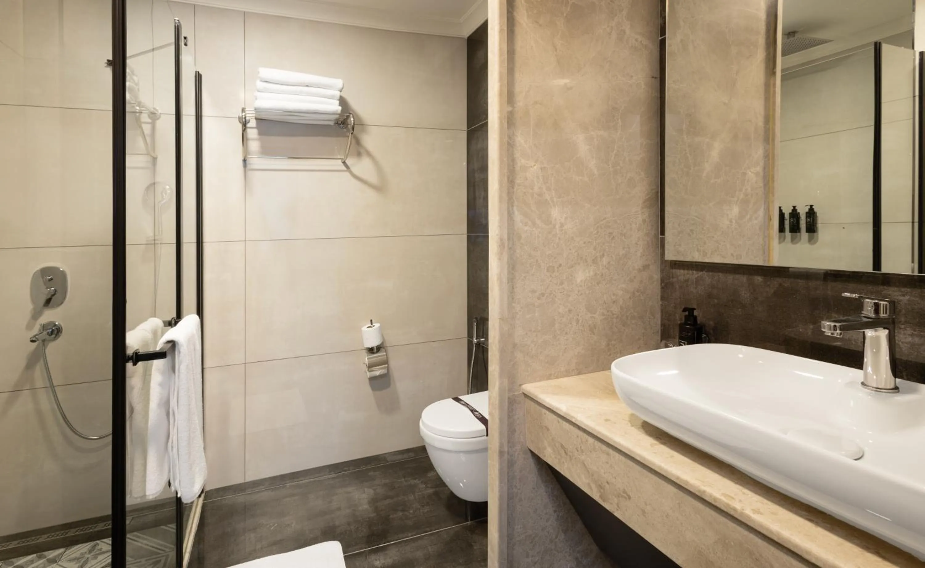 Shower in Lilium Hotel & Suites