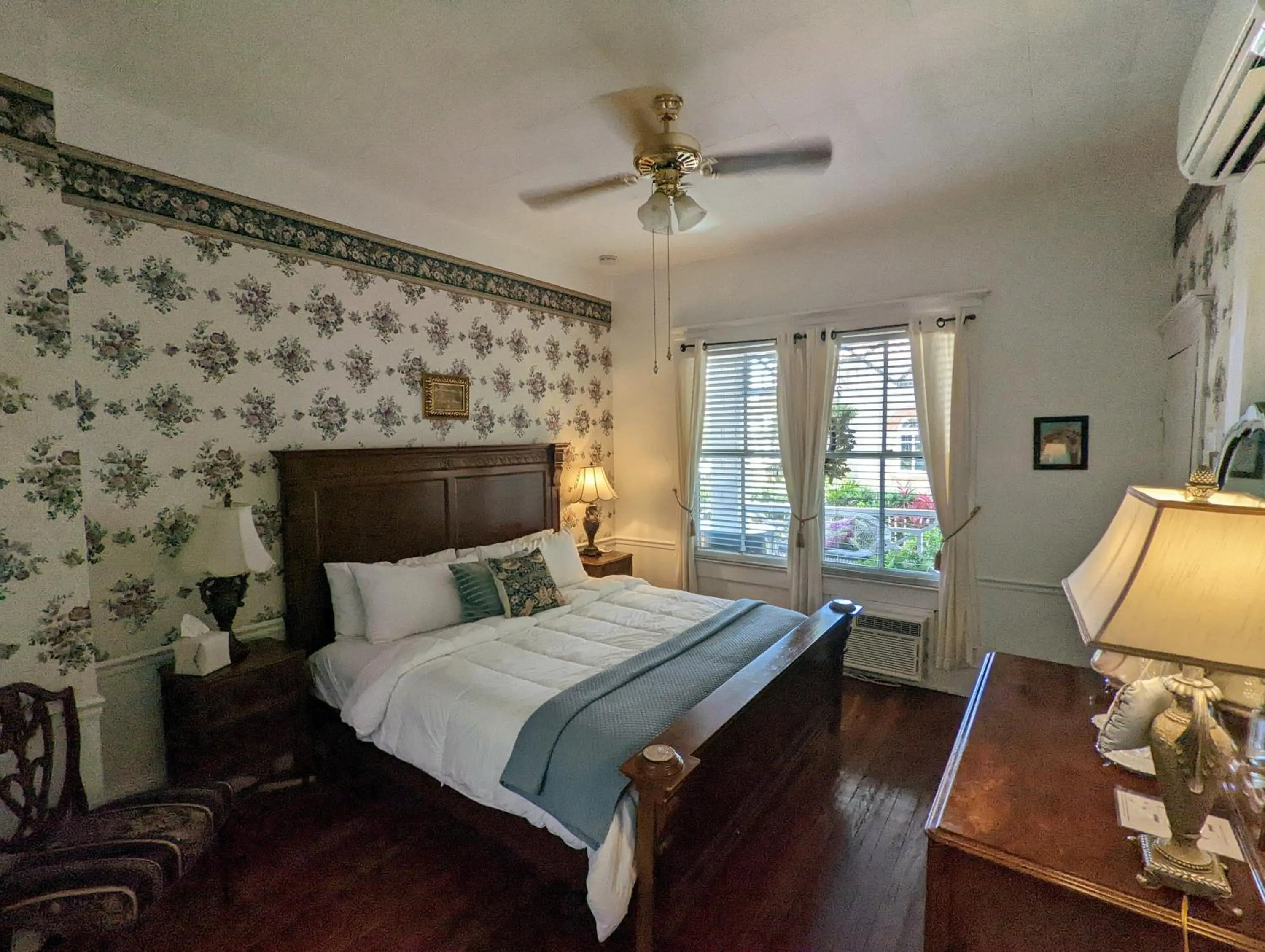 Bed in Old Powder House Inn