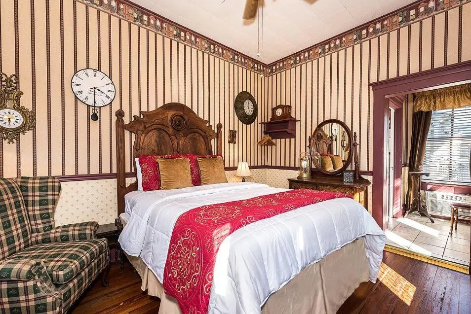 Bed in Old Powder House Inn