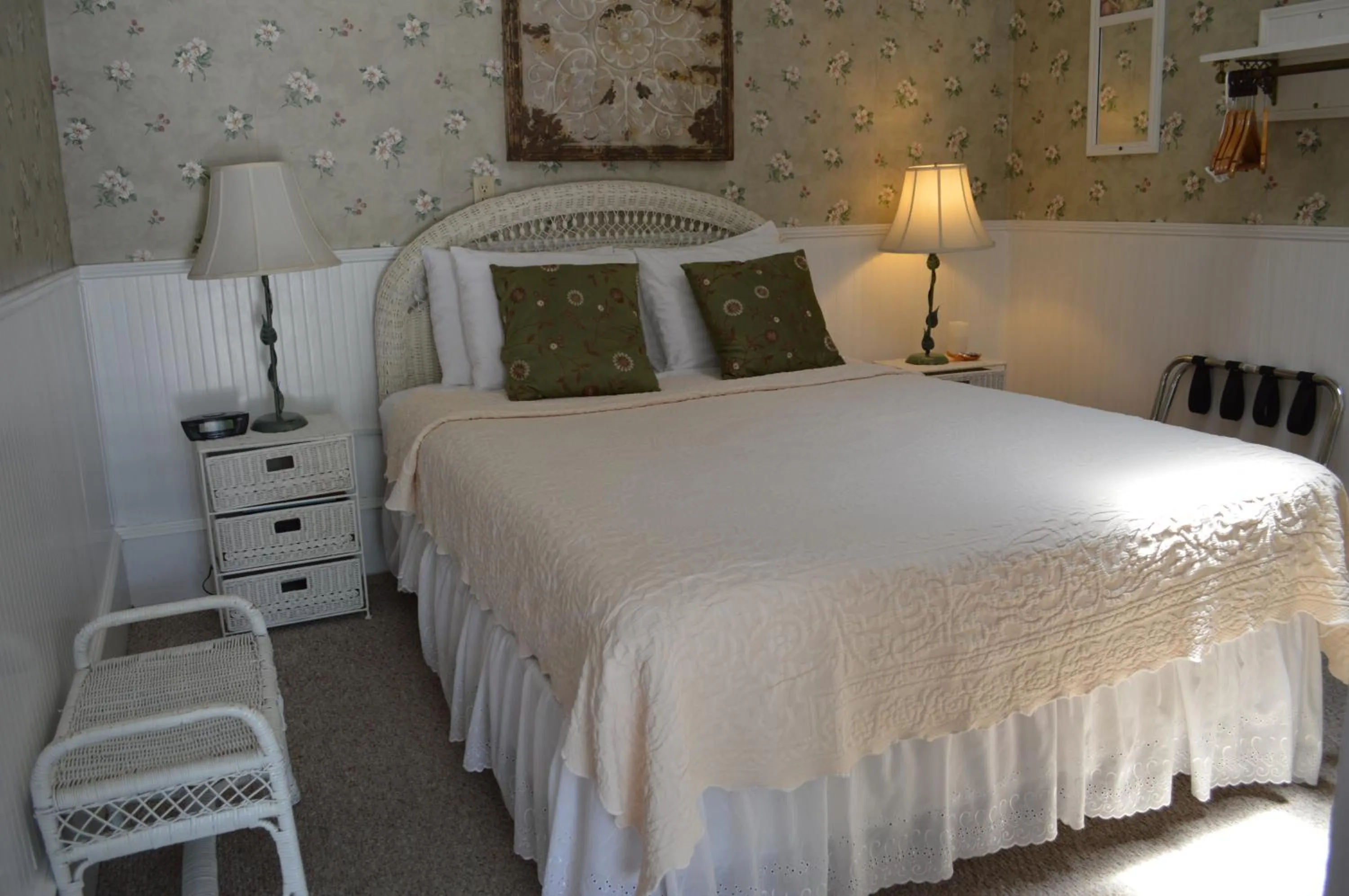 Bed in Old Powder House Inn