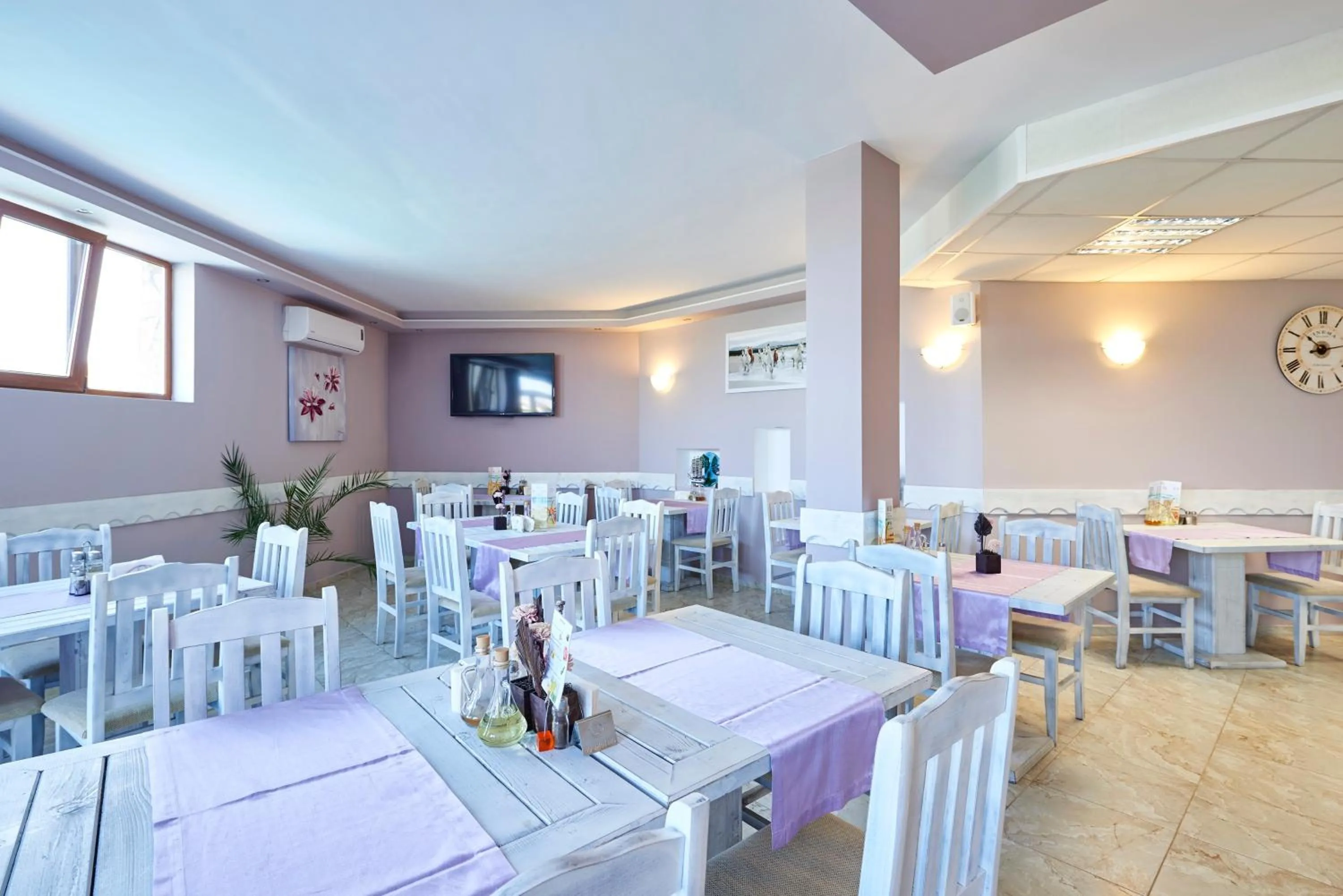 Restaurant/places to eat in Toma's Residence - Front Beach