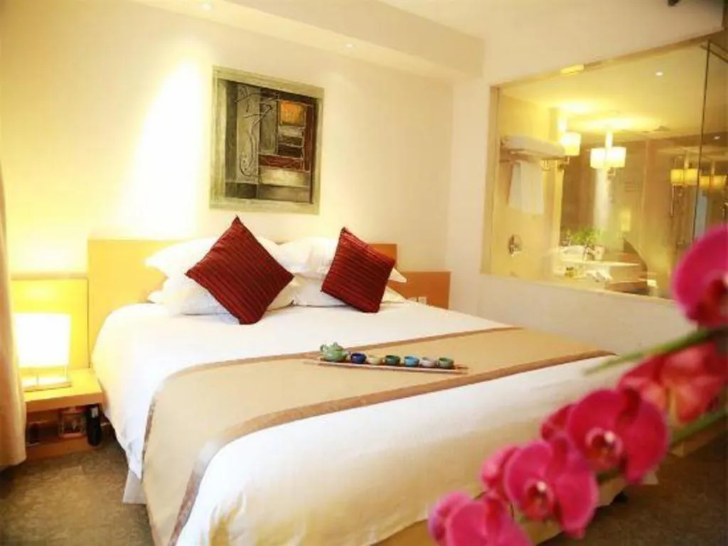 Bed in Jinglun Hotel