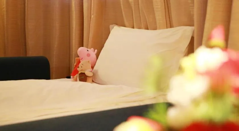 Bed in Jinglun Hotel