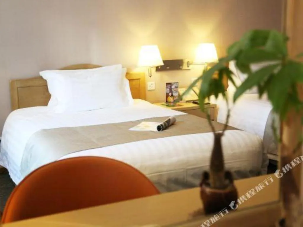 Bed in Jinglun Hotel