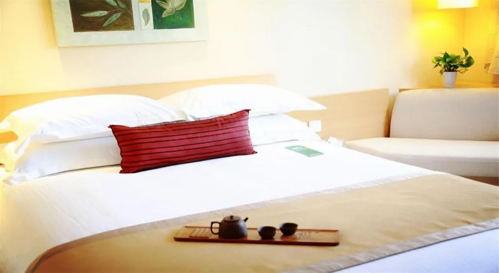 Bed in Jinglun Hotel