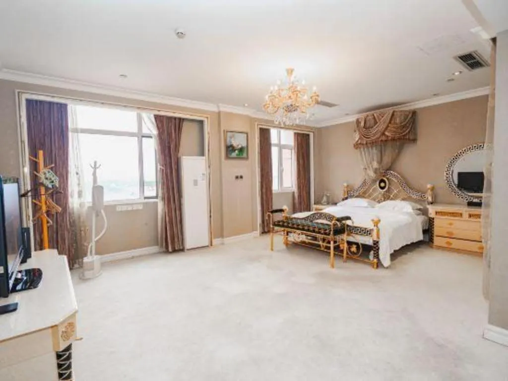 Bed in Qingdao Danube International Hotel