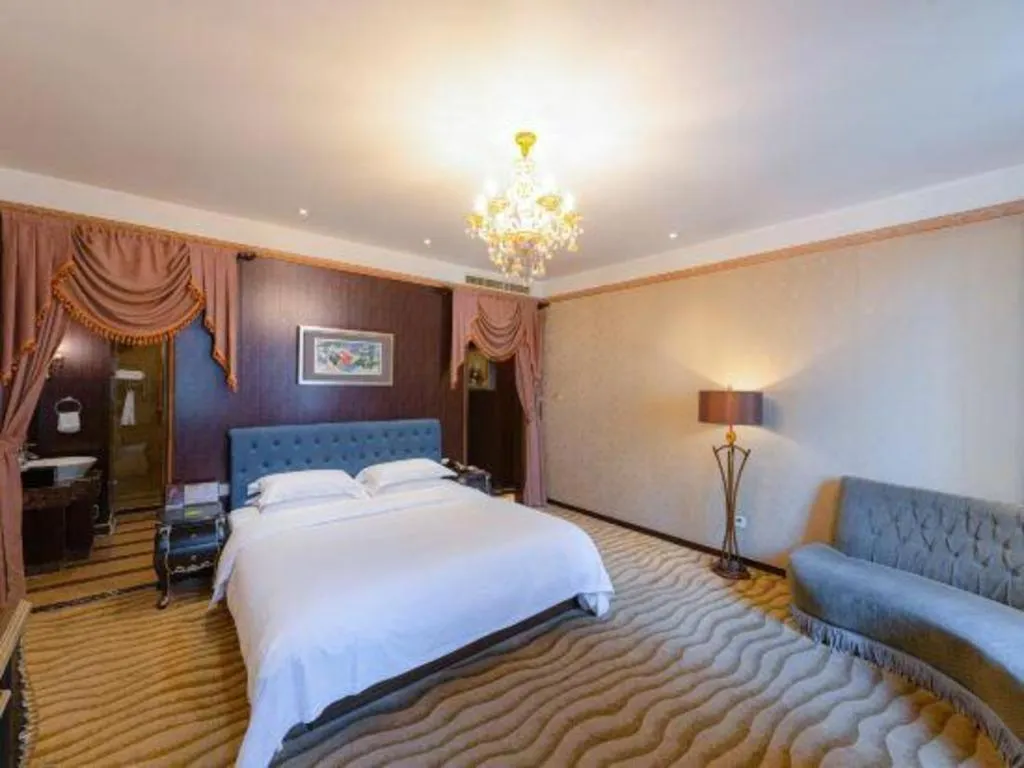 Bed in Qingdao Danube International Hotel