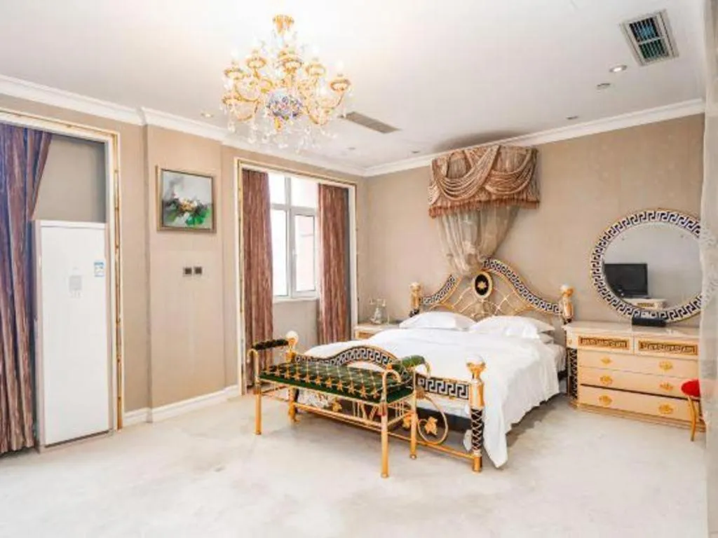 Bed in Qingdao Danube International Hotel