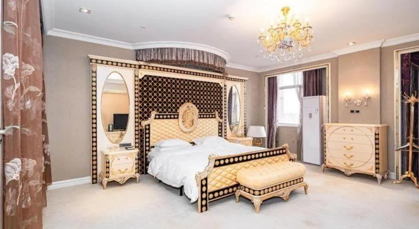 Bed in Qingdao Danube International Hotel