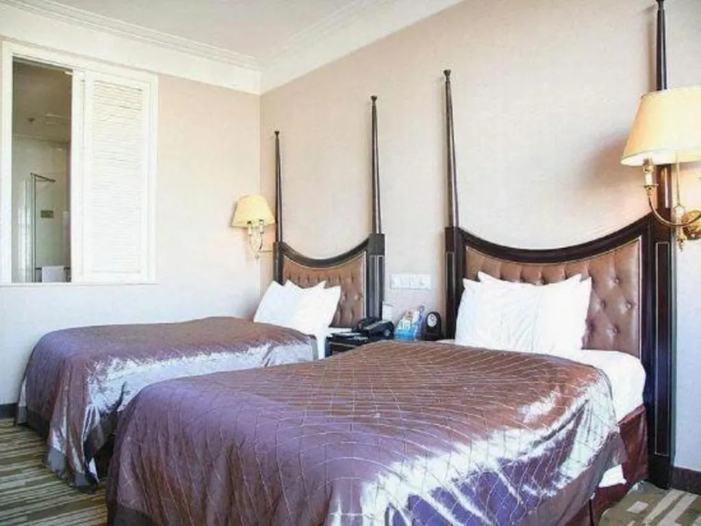 Bed in Qingdao Danube International Hotel