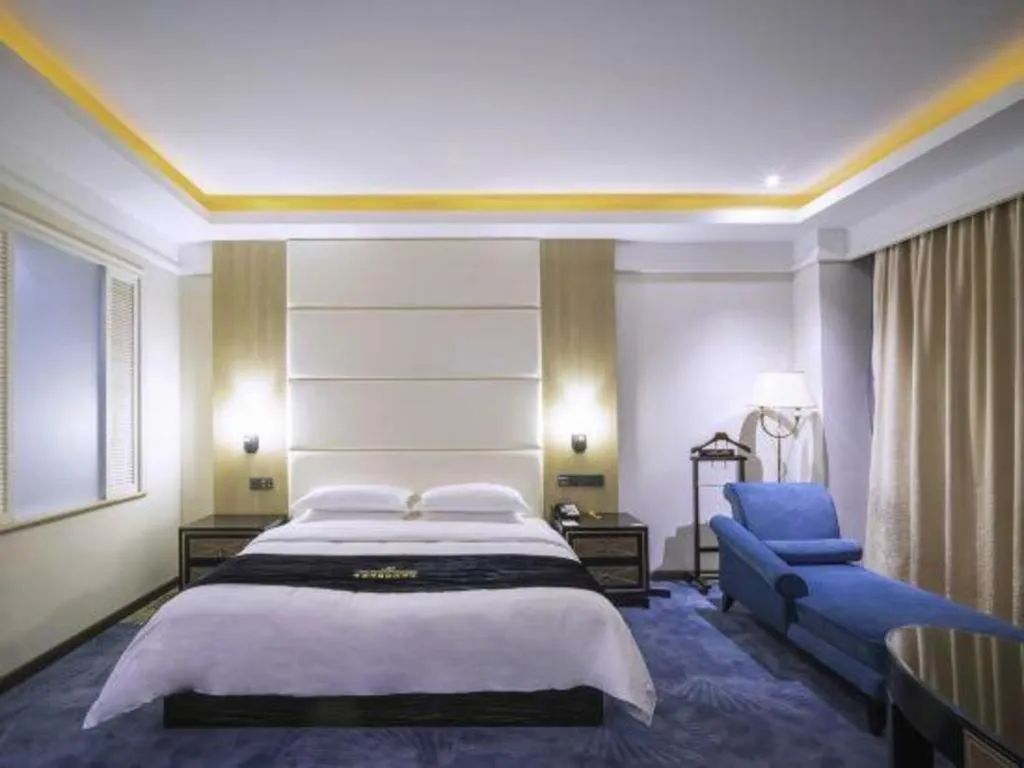 Bed in Qingdao Danube International Hotel