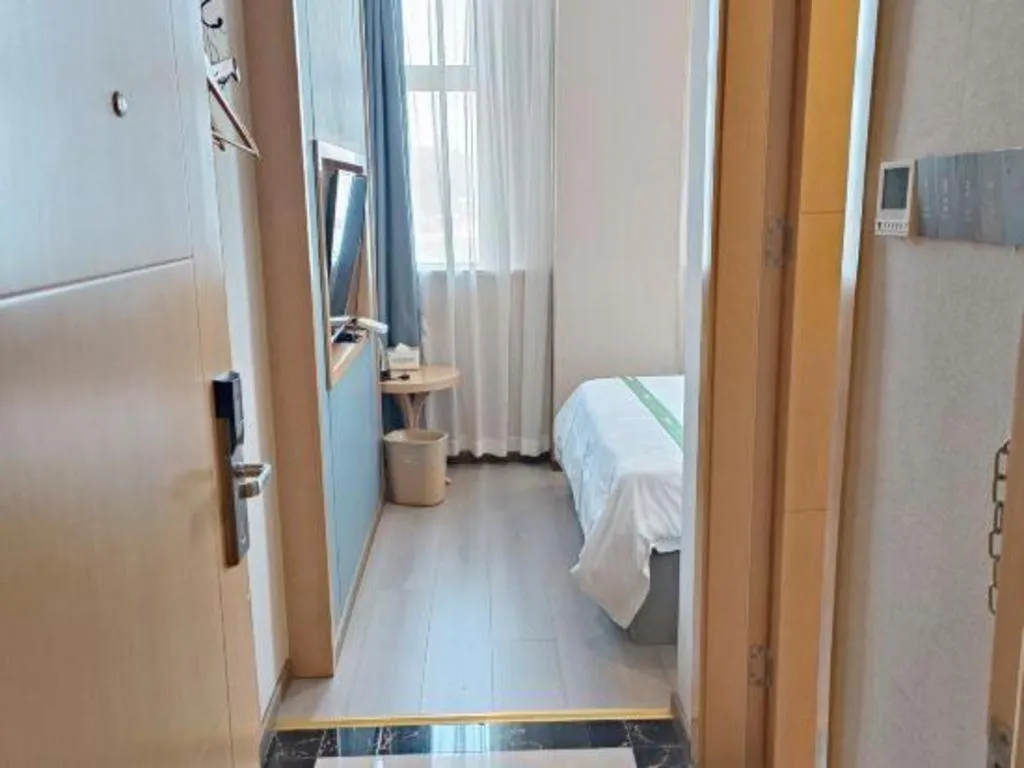 Bed in GreenTree Inn Guiyang Wudang District High-speed Railway East Station