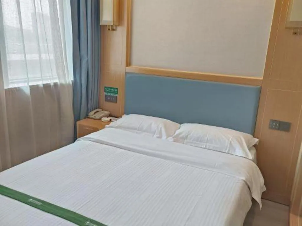 Bed in GreenTree Inn Guiyang Wudang District High-speed Railway East Station