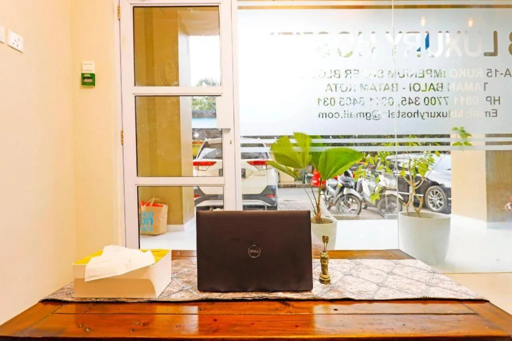 Capital O 91407 Kb Luxury Hostel