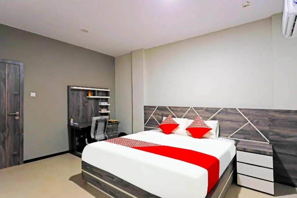 Capital O 91407 Kb Luxury Hostel