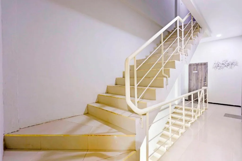 Capital O 91407 Kb Luxury Hostel