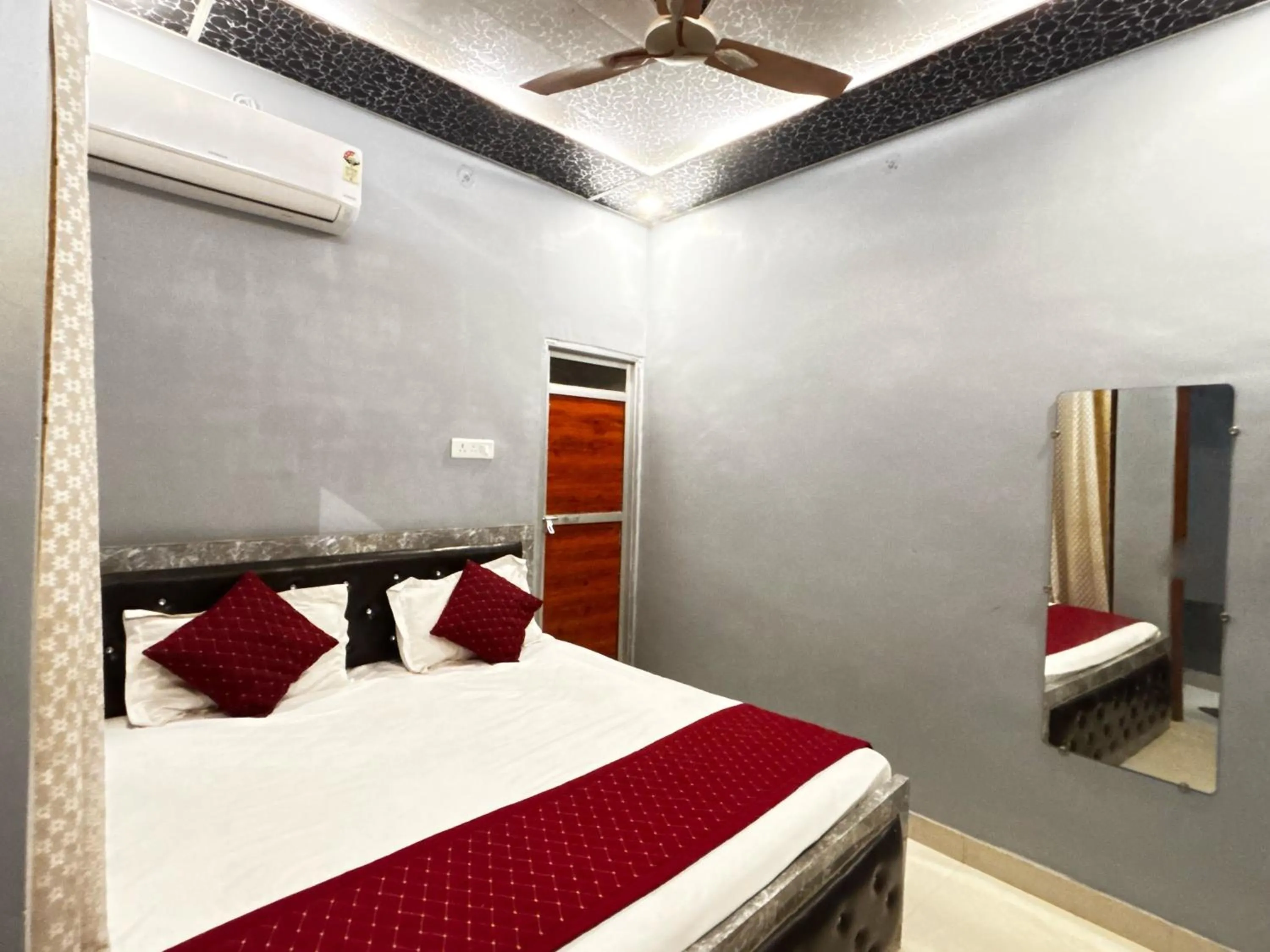 Bedroom, Bed in Hotel O Suryavanshi Palace