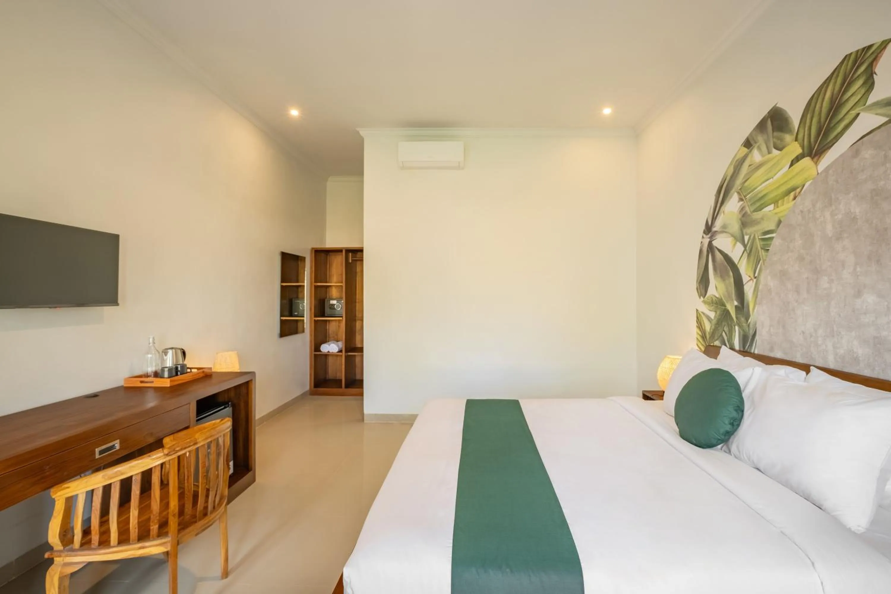 Photo of the whole room, Bed in Cove Dmali