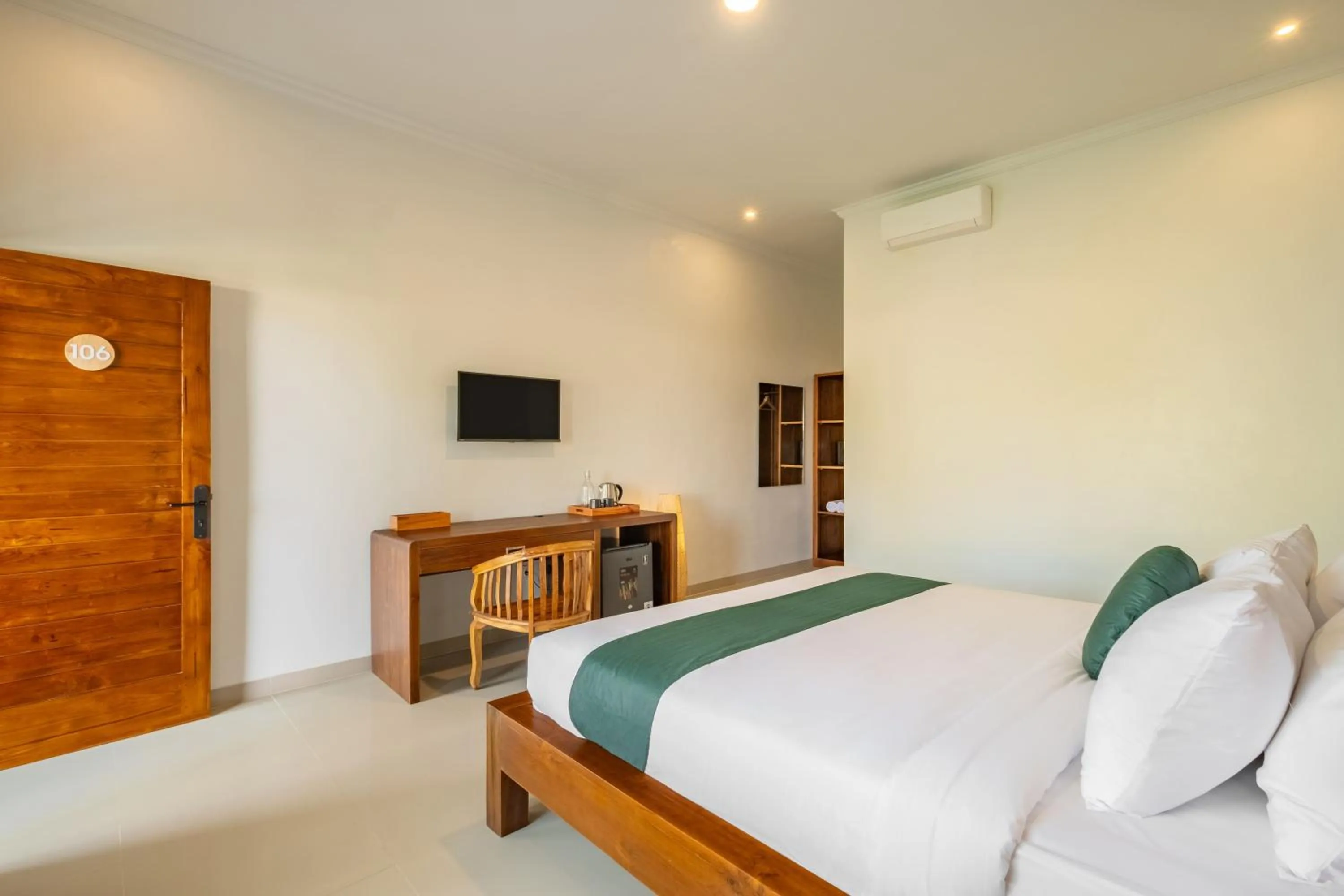 Photo of the whole room, Bed in Cove Dmali