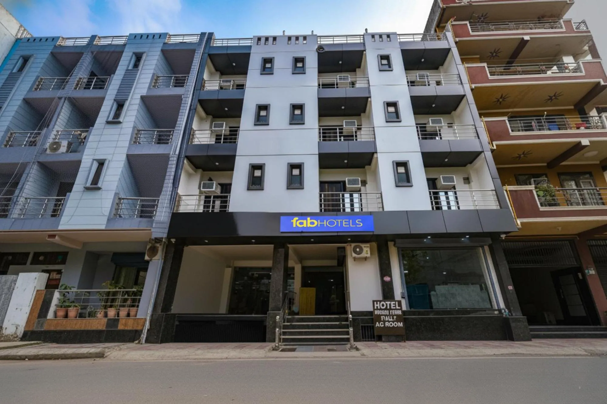 Property building in FabHotel The Yashobhumi Near Yashobhoomi Convention Centre