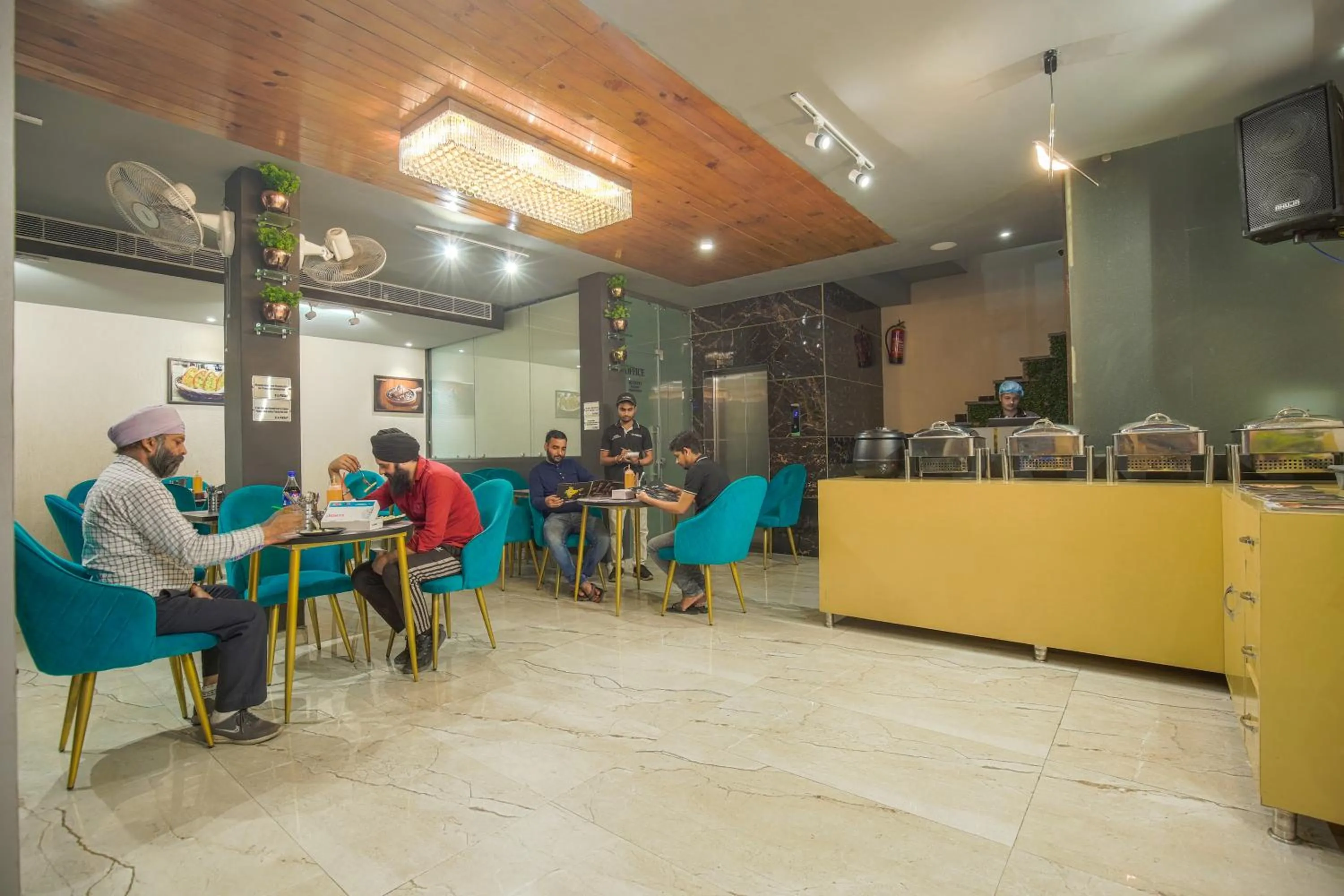 Restaurant/places to eat in Hotel City Castle