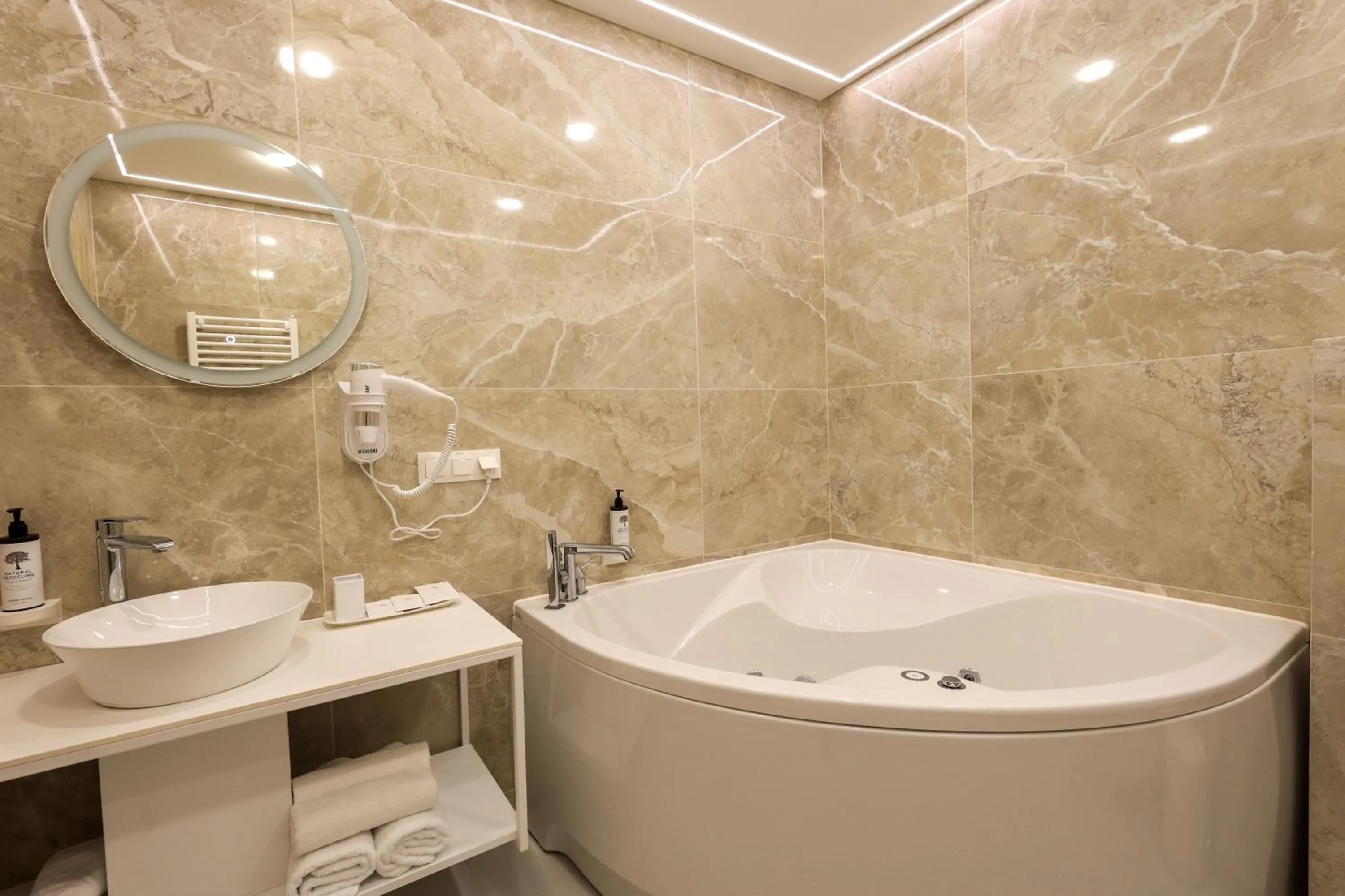 Shower in Suncity Hotel & SPA