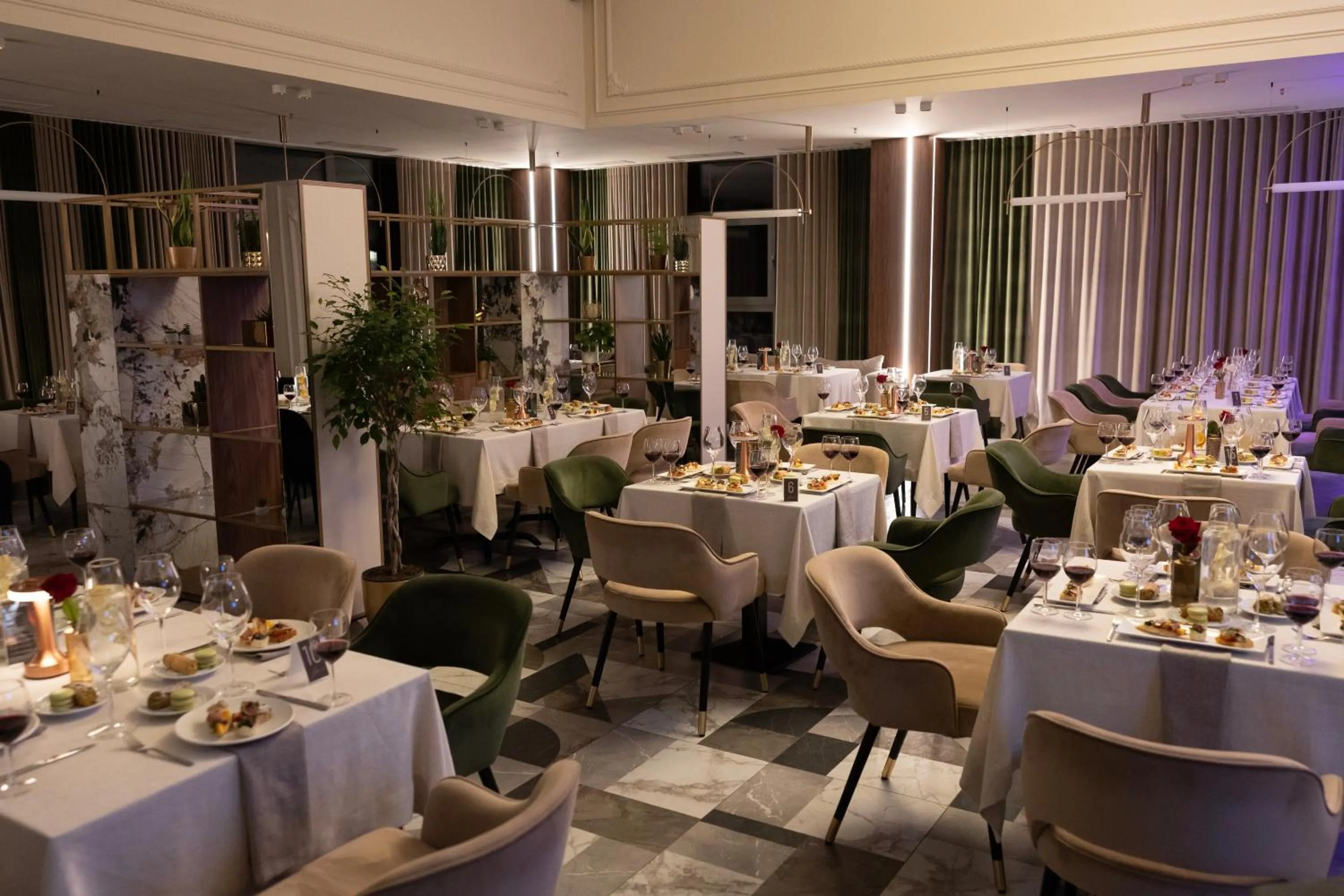 Restaurant/places to eat in Suncity Hotel & SPA