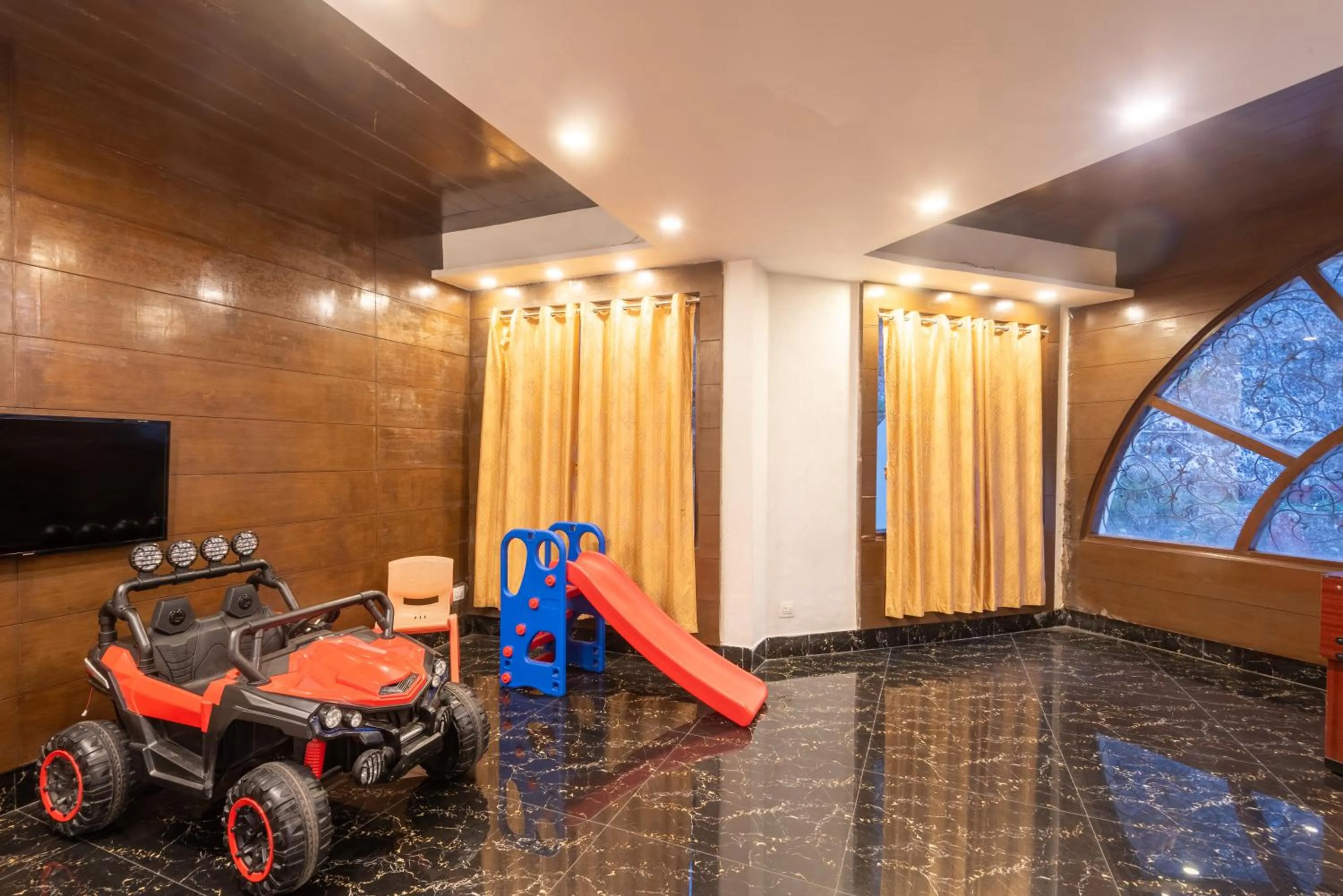 Lawrence Solitaire Resort, Mall road, Mussoorie