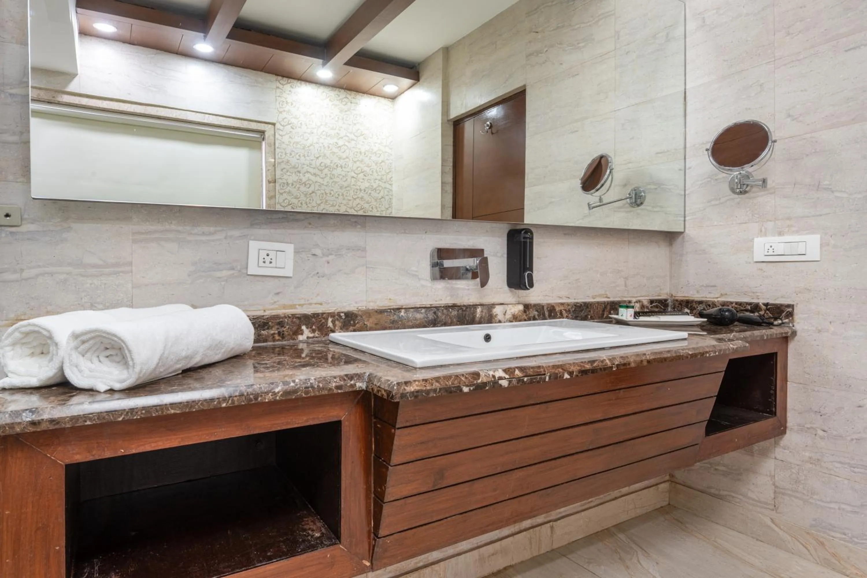 Lawrence Solitaire Resort, Mall road, Mussoorie