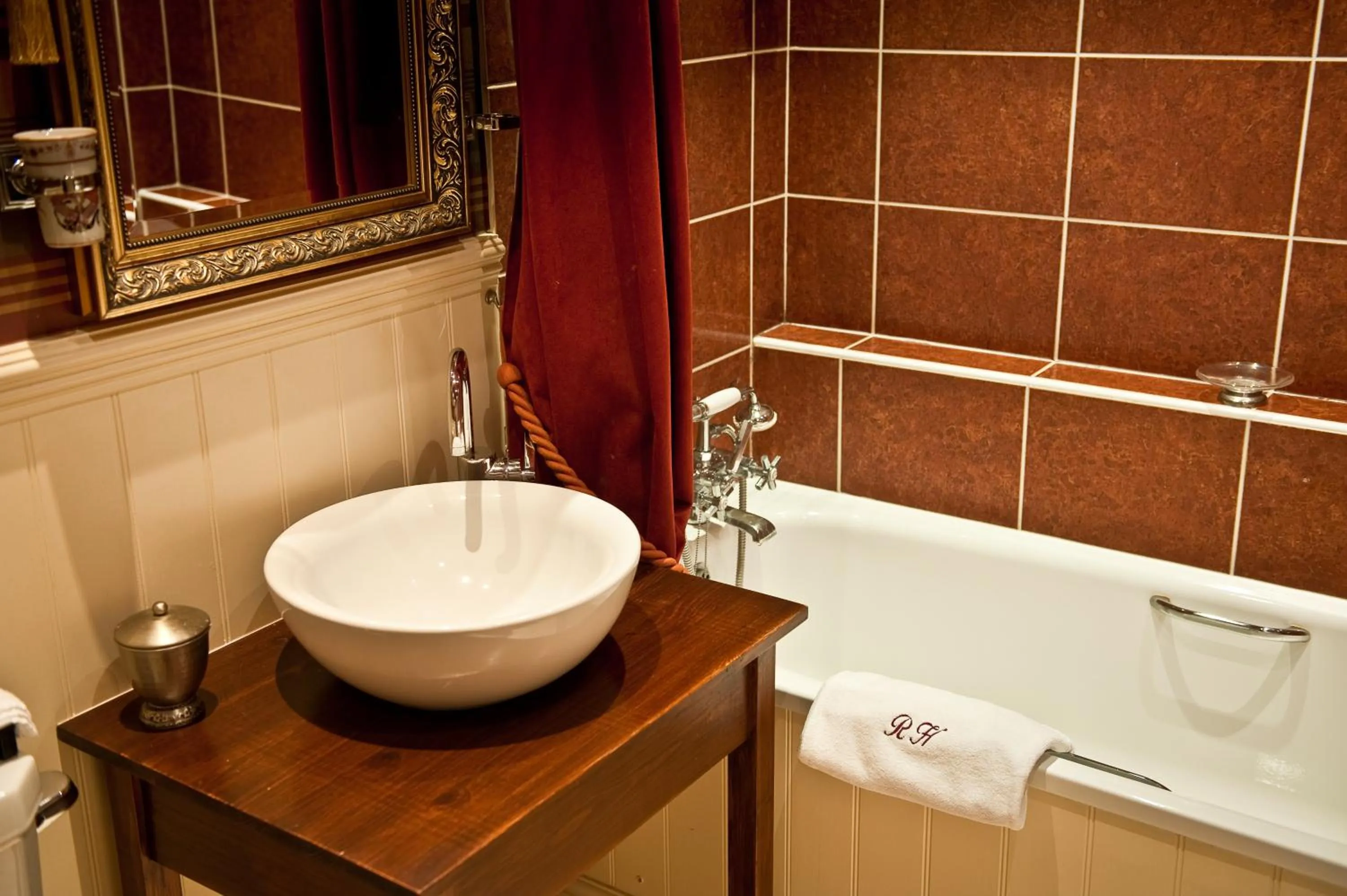 Bathroom in Ravenwood Hall Hotel