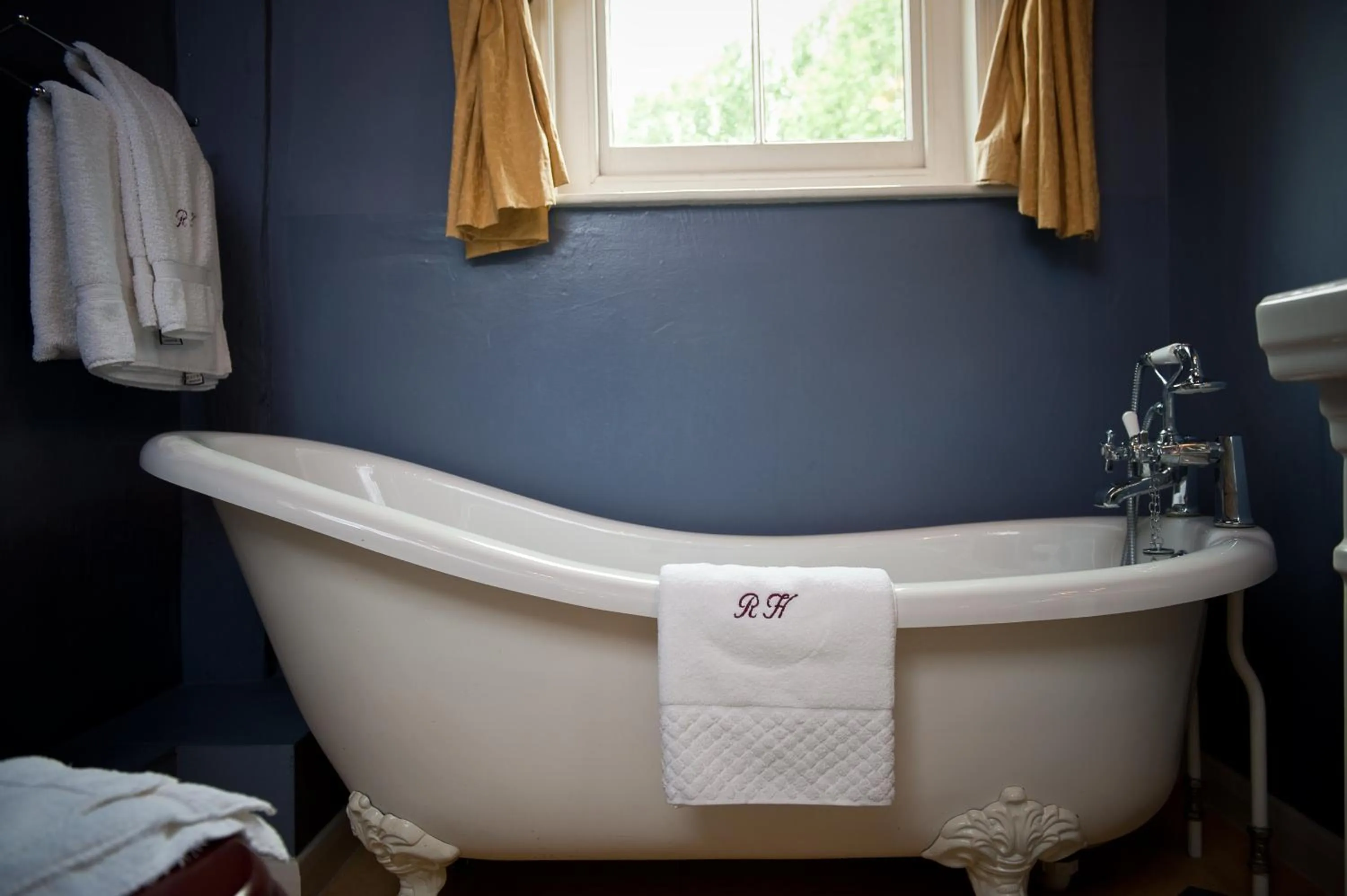 Bathroom in Ravenwood Hall Hotel