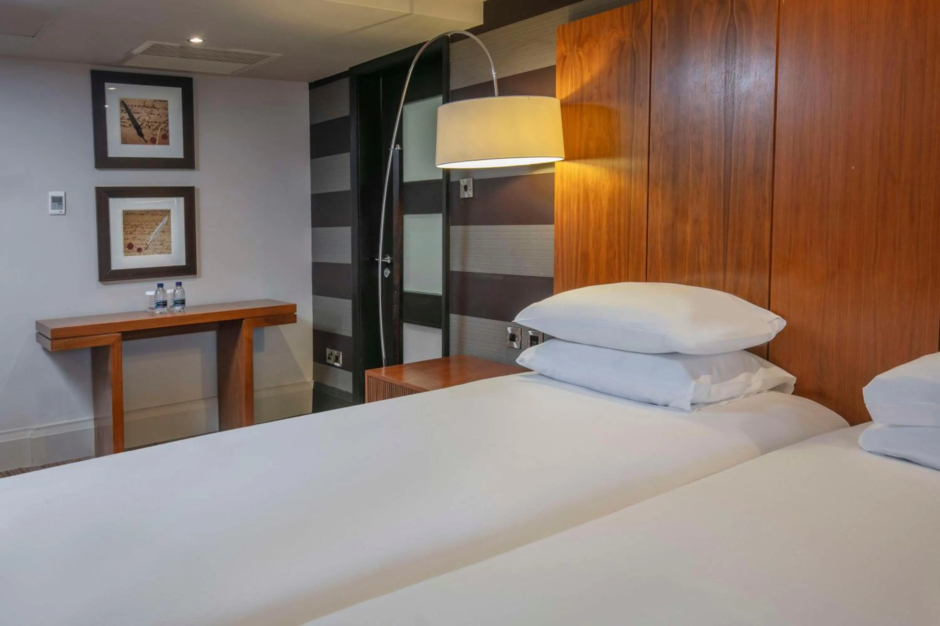 Bed in DoubleTree by Hilton Stratford-upon-Avon, United Kingdom