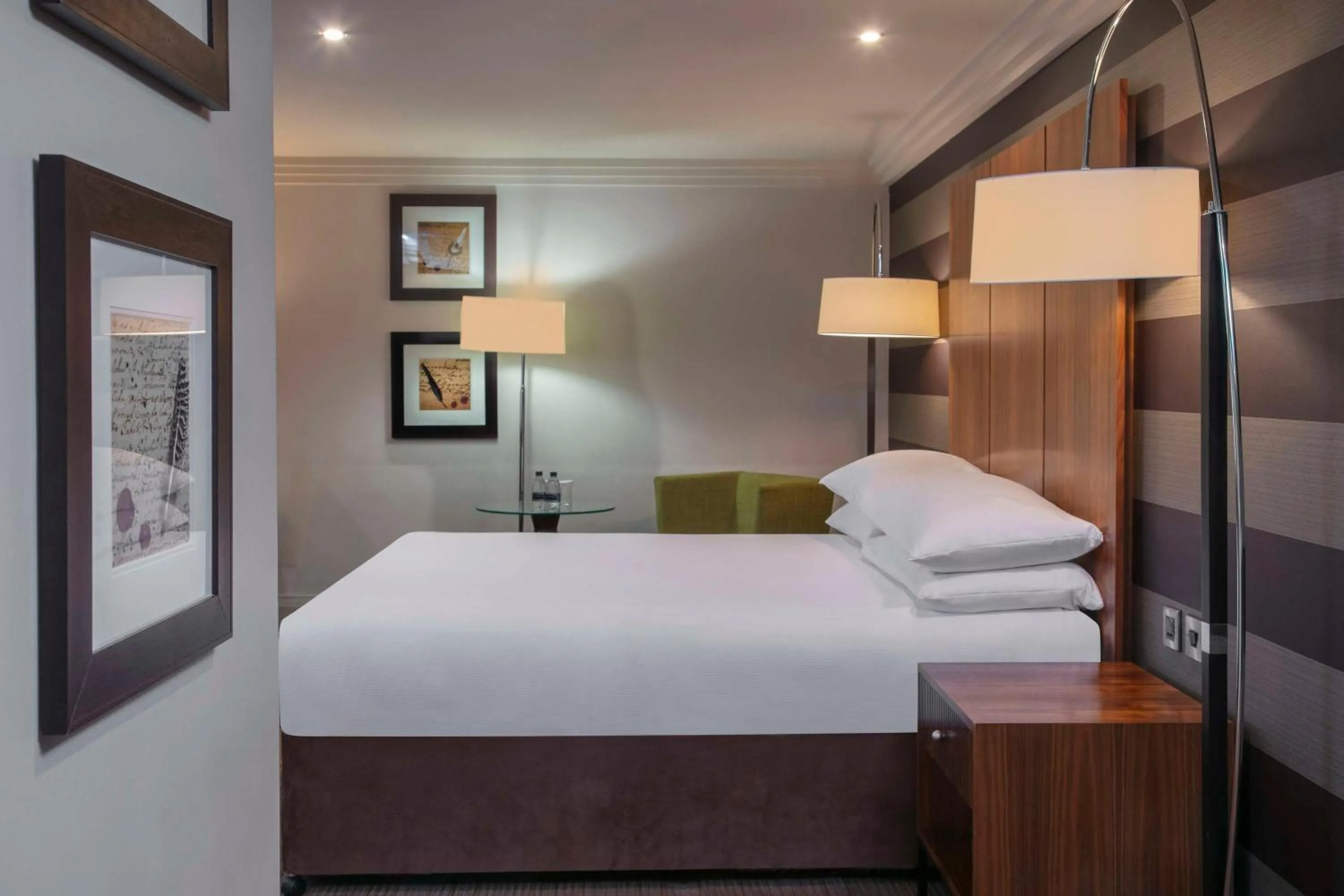 Bed in DoubleTree by Hilton Stratford-upon-Avon, United Kingdom
