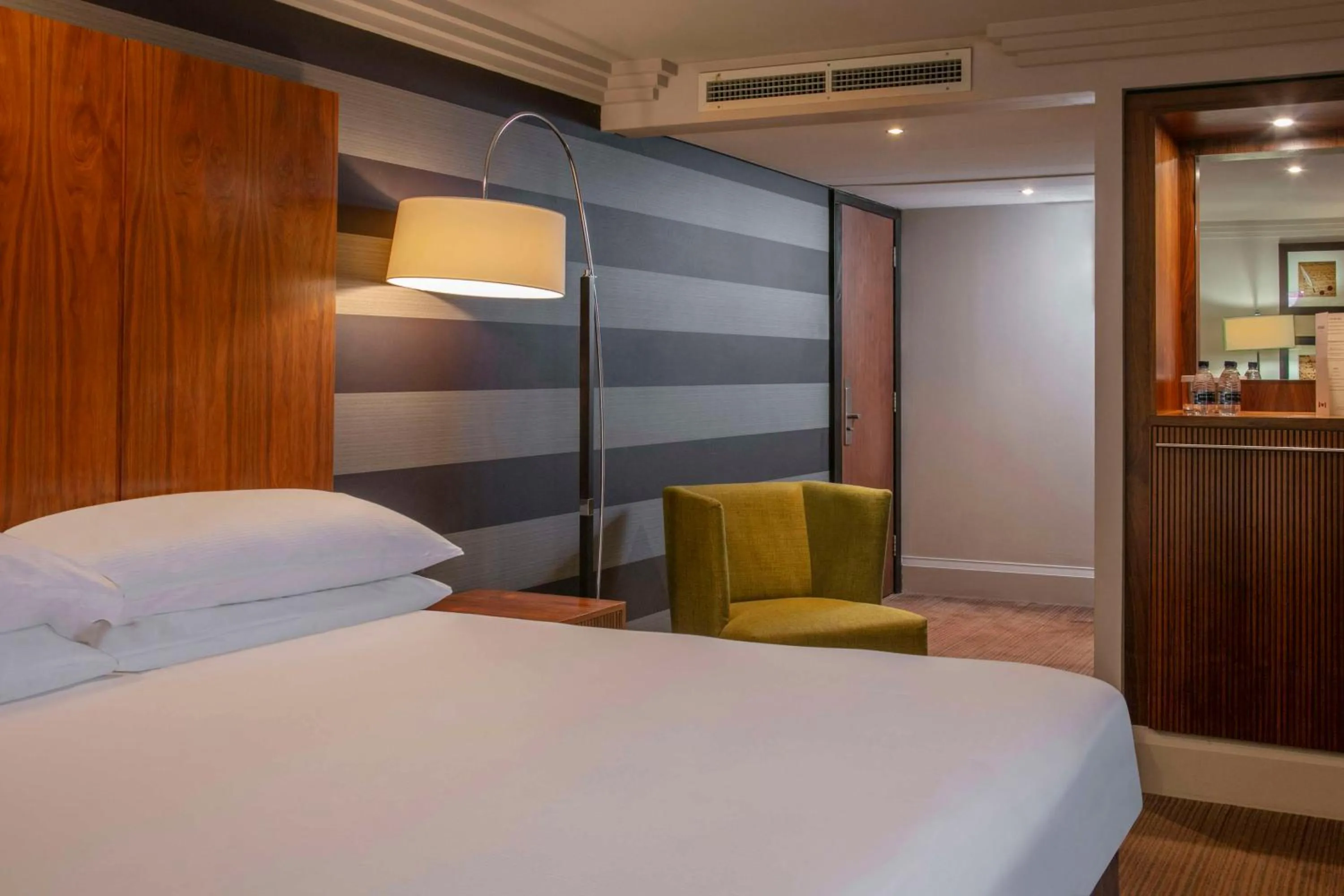 Bed in DoubleTree by Hilton Stratford-upon-Avon, United Kingdom