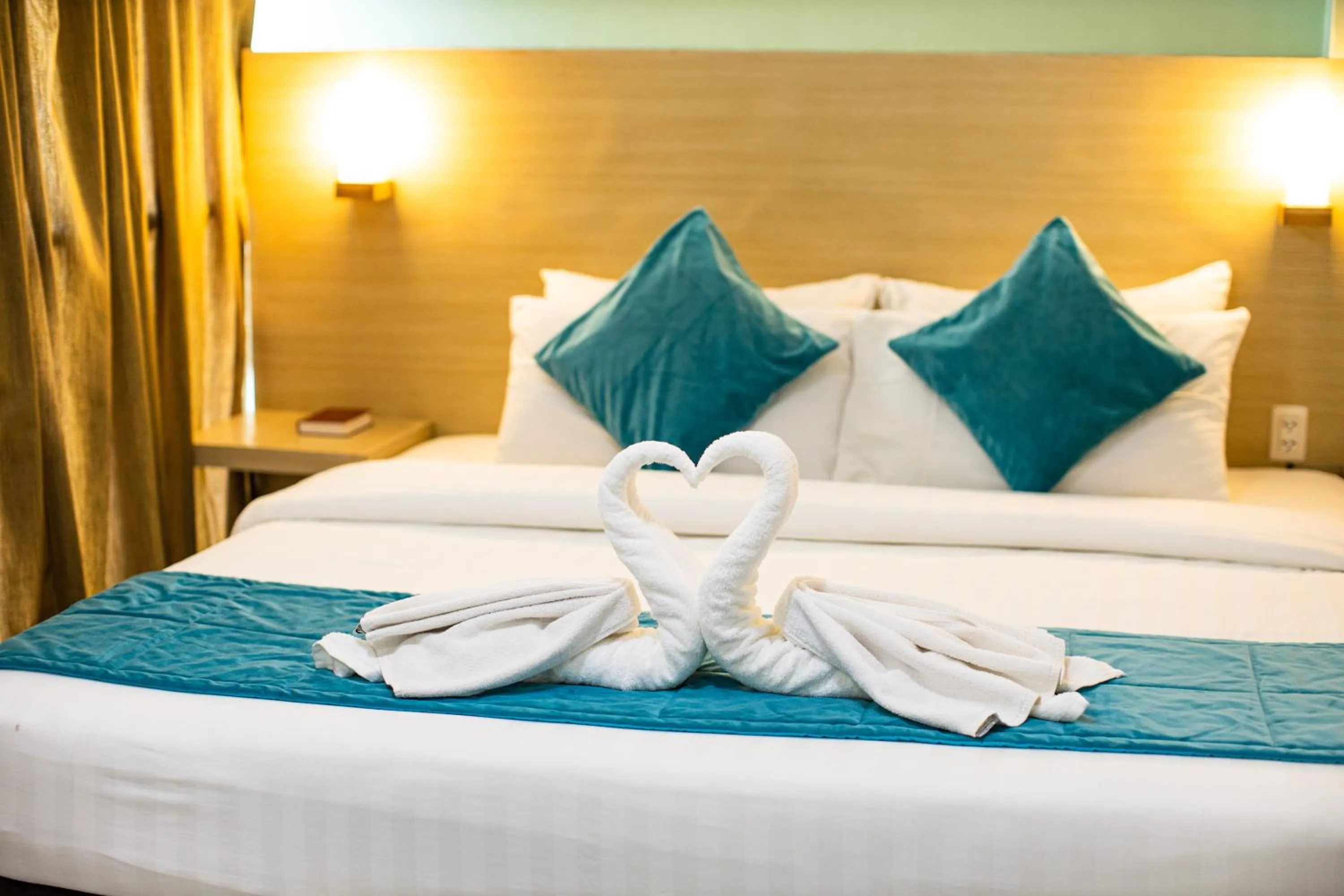 Bed in Holiday Suites Business District - formerly Empire Suites Hotel