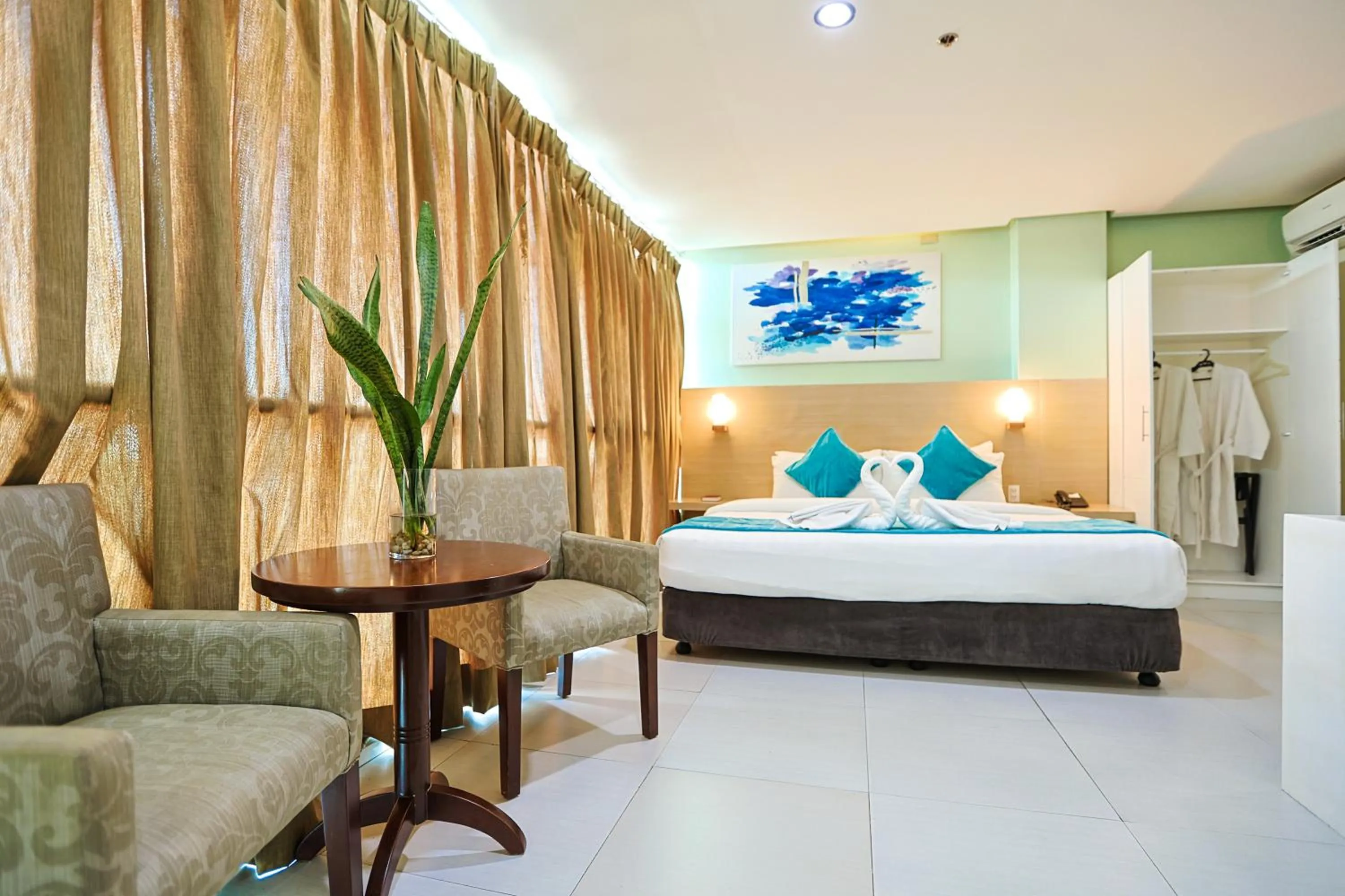 Photo of the whole room, Bed in Holiday Suites Business District - formerly Empire Suites Hotel