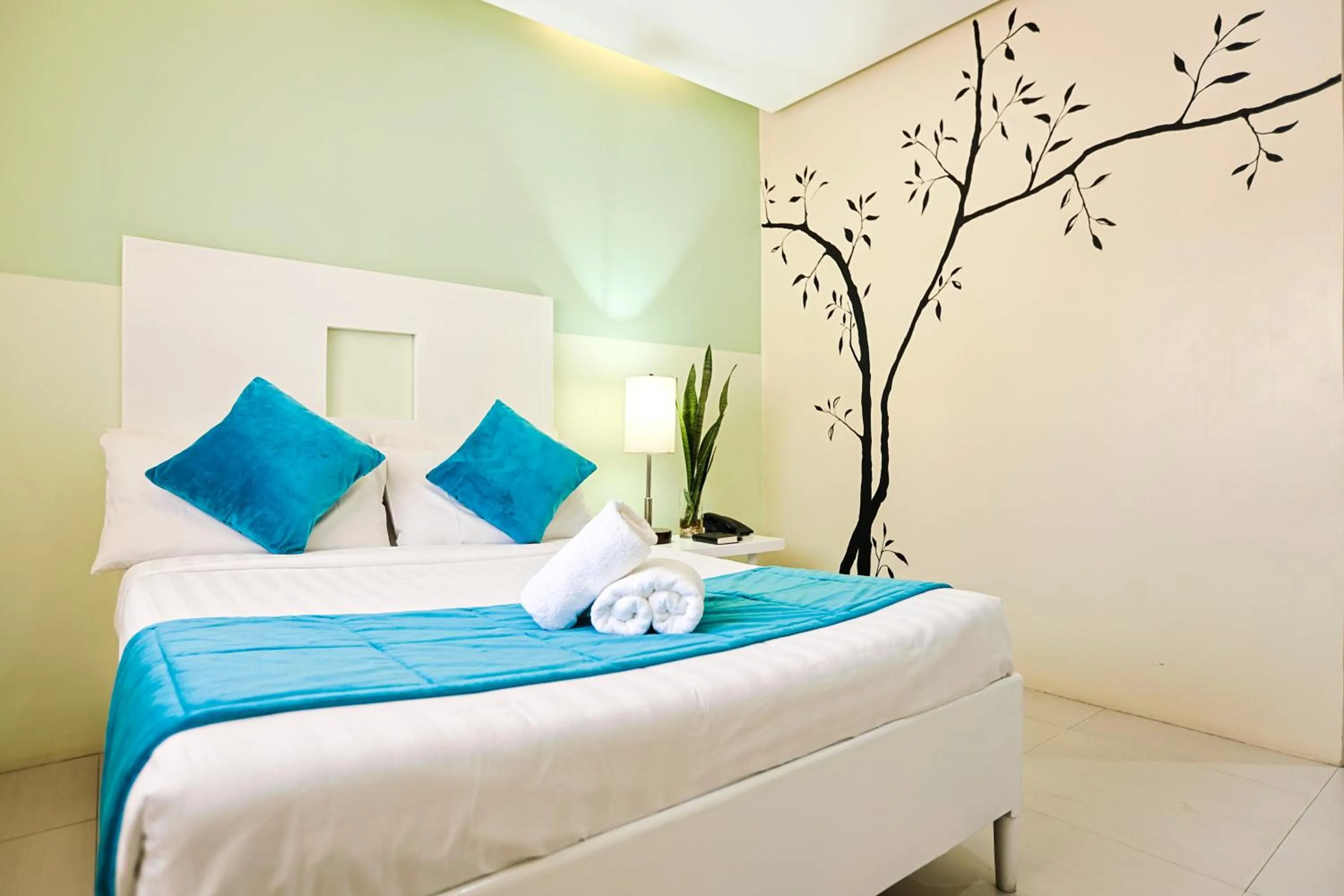 Bed in Holiday Suites Business District - formerly Empire Suites Hotel