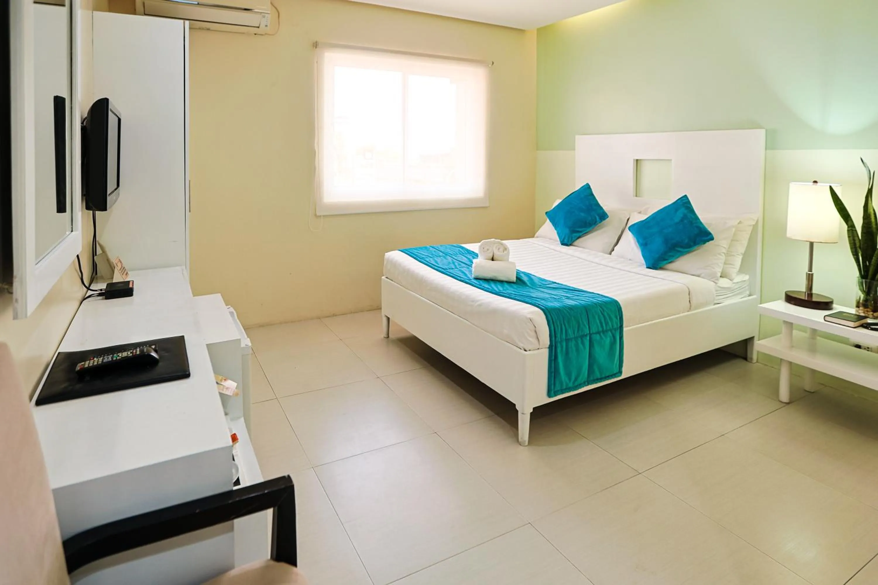 Photo of the whole room, Bed in Holiday Suites Business District - formerly Empire Suites Hotel