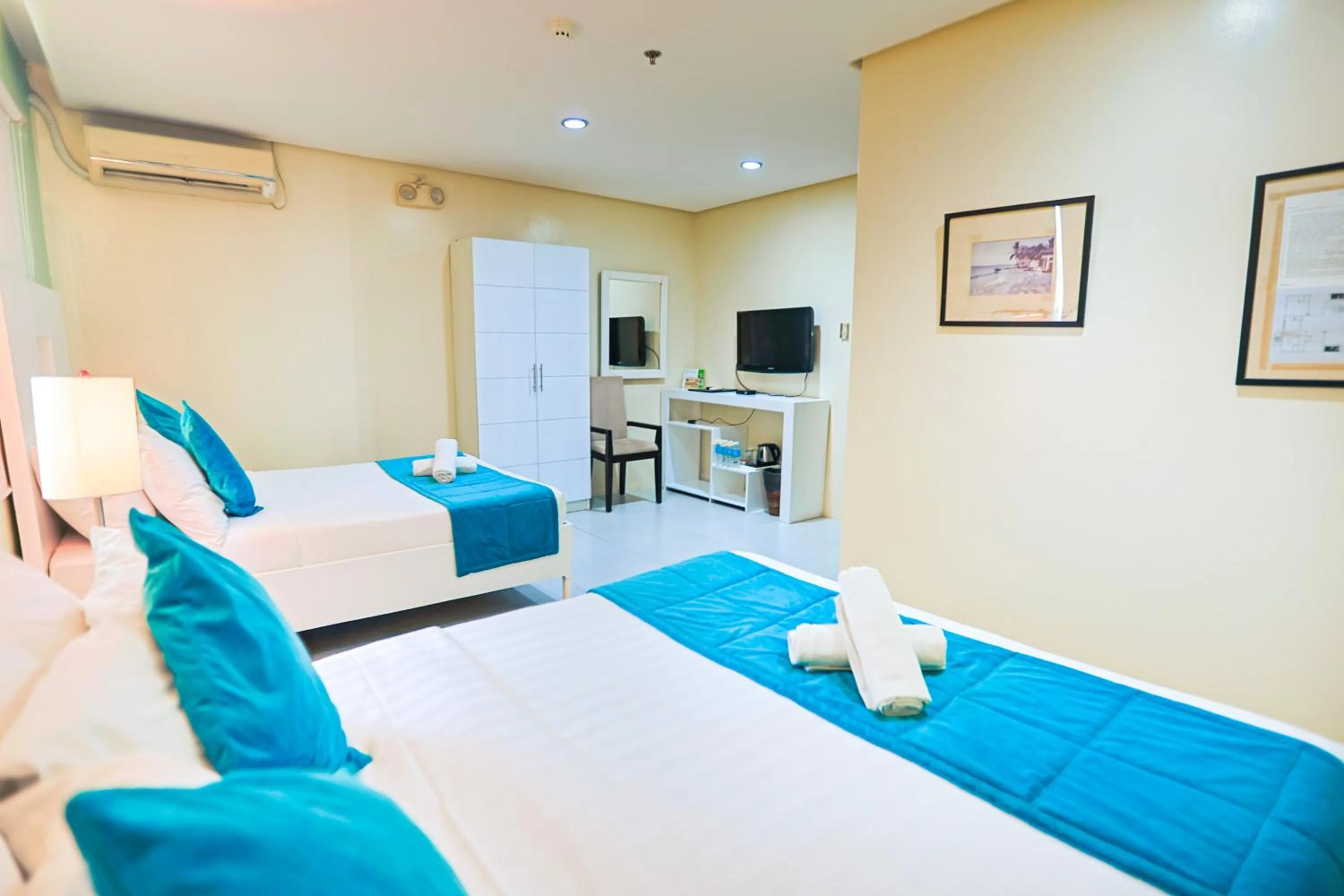 Photo of the whole room, Bed in Holiday Suites Business District - formerly Empire Suites Hotel