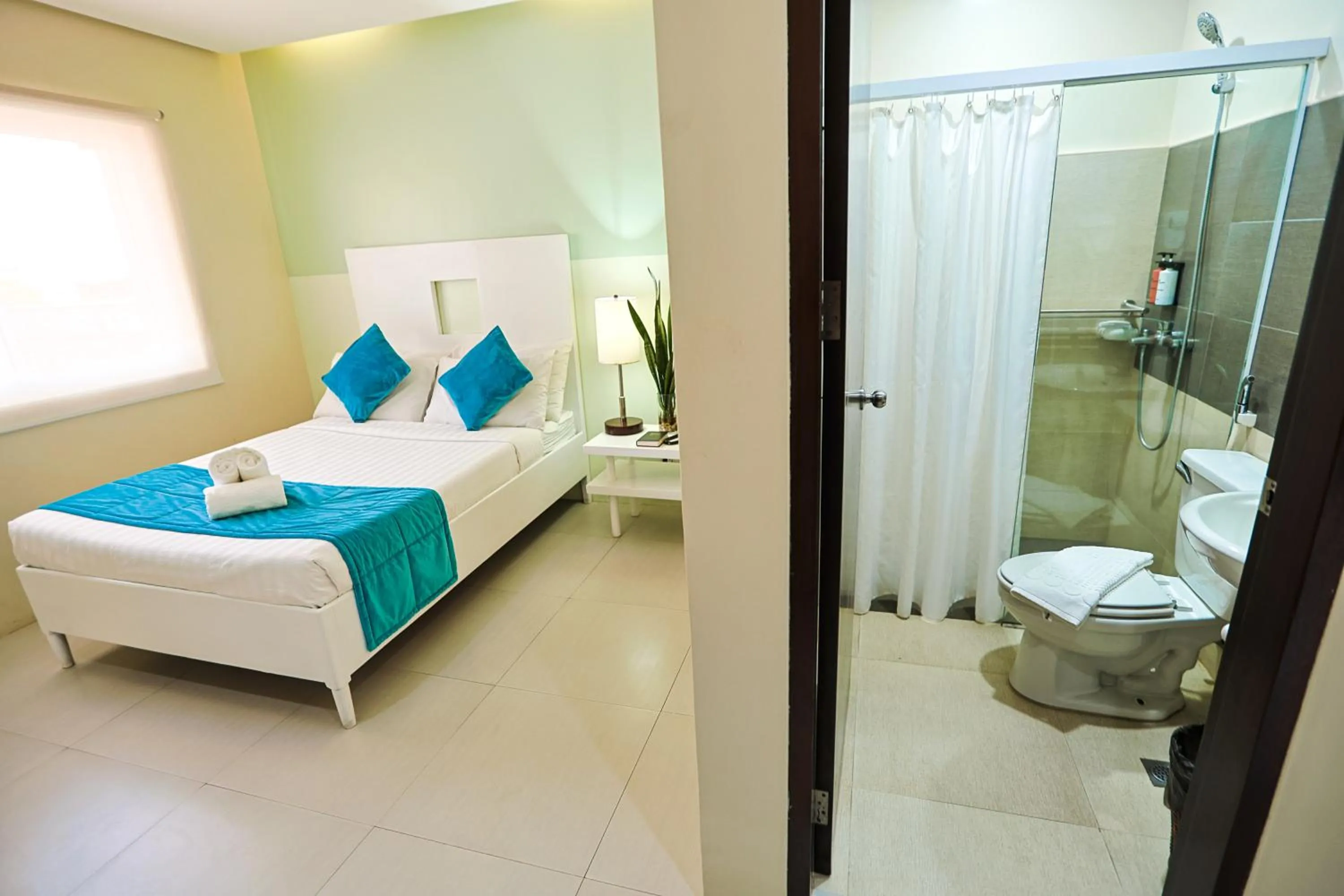 Toilet, Bed in Holiday Suites Business District - formerly Empire Suites Hotel