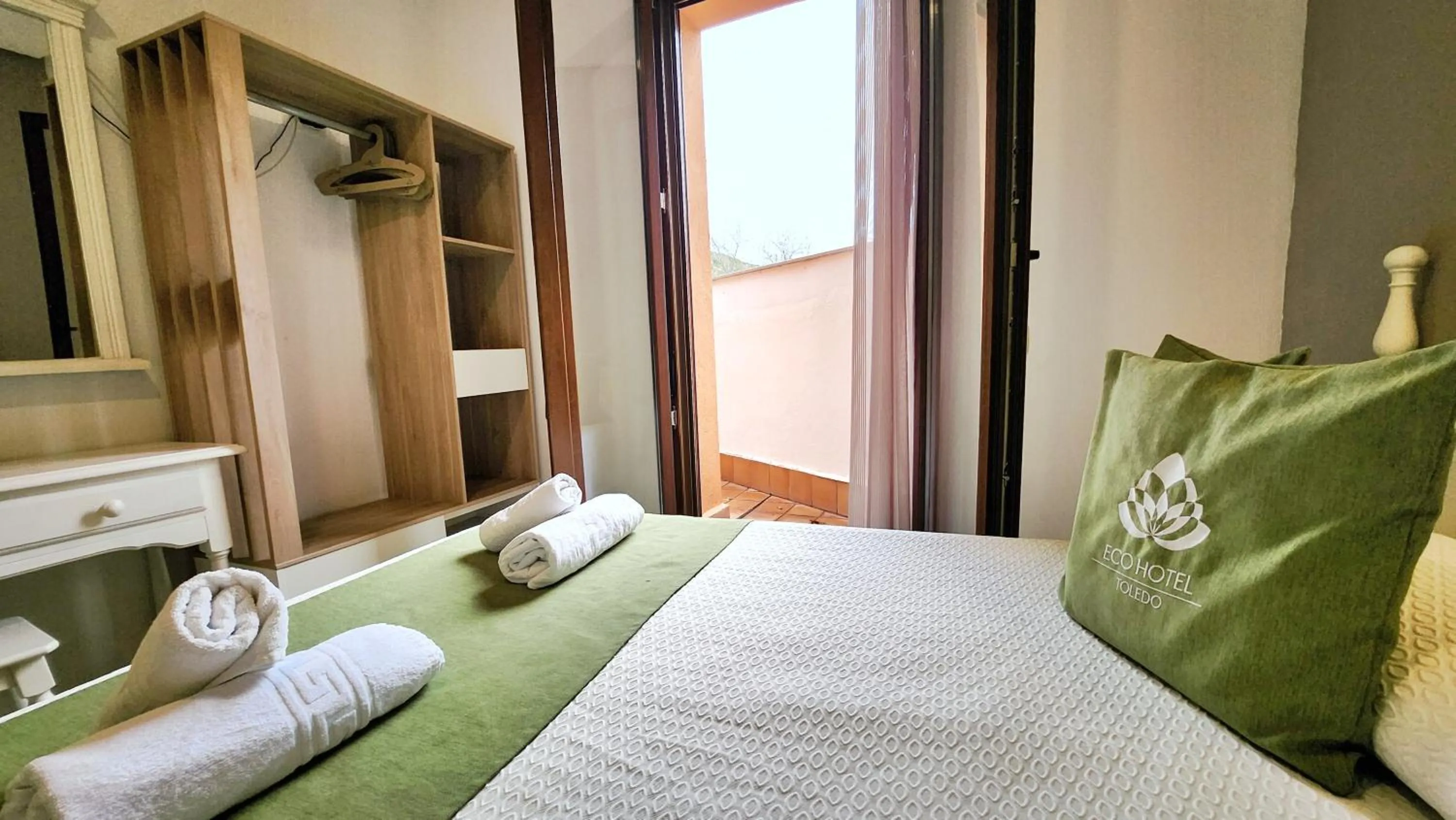 TV and multimedia, Bed in Eco Hotel Toledo