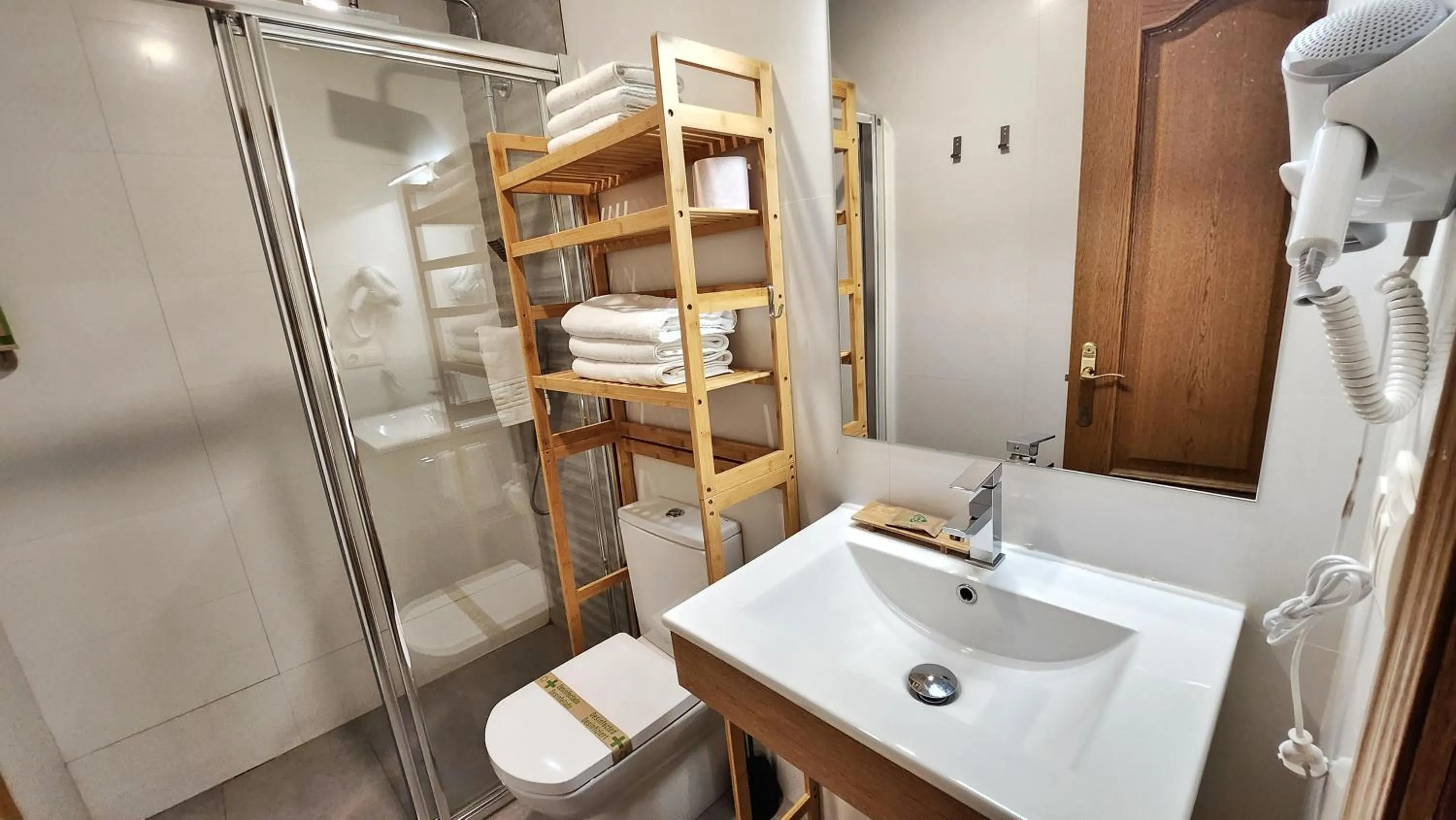 Shower in Eco Hotel Toledo