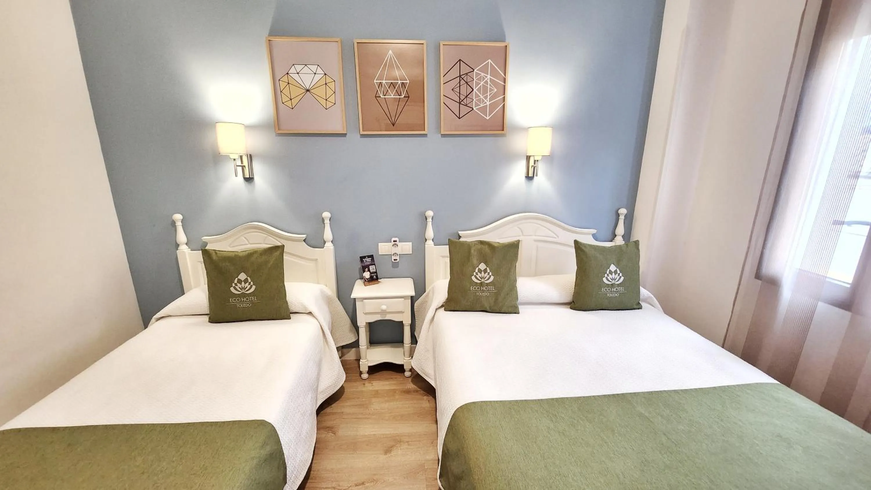 Bathroom, Bed in Eco Hotel Toledo