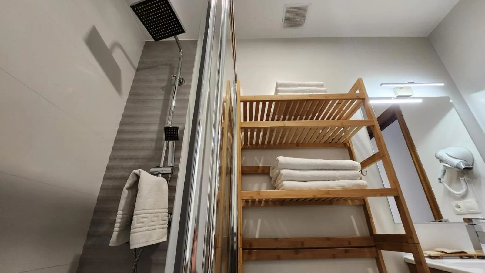 Shower in Eco Hotel Toledo