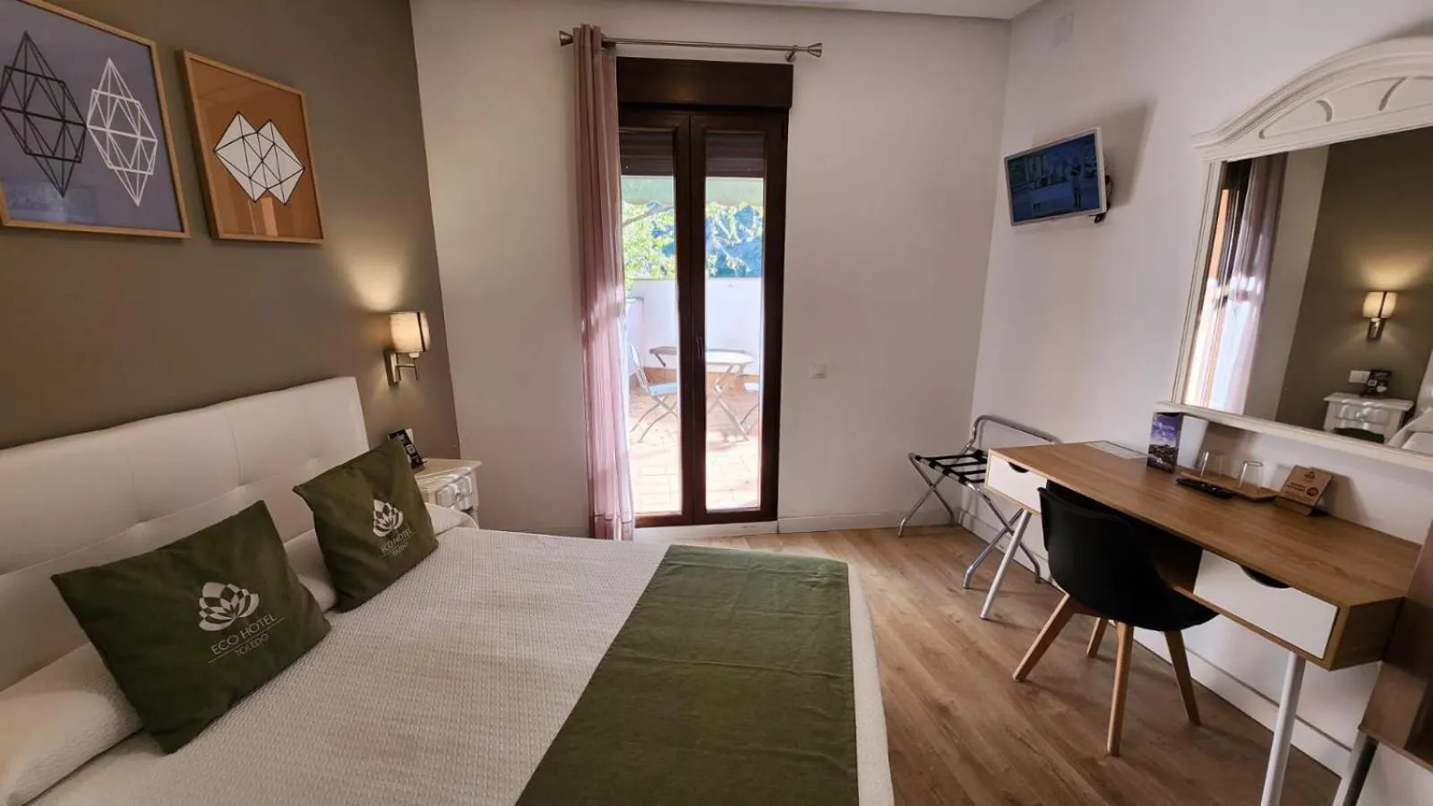 Mountain view, Bed in Eco Hotel Toledo