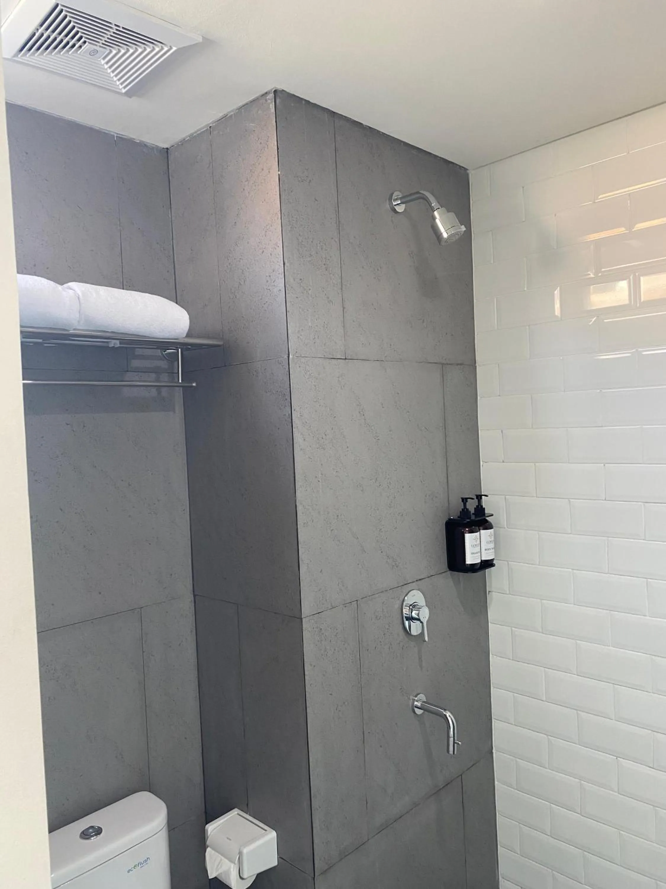 Bathroom in Luxeur Jakarta - Setiabudi