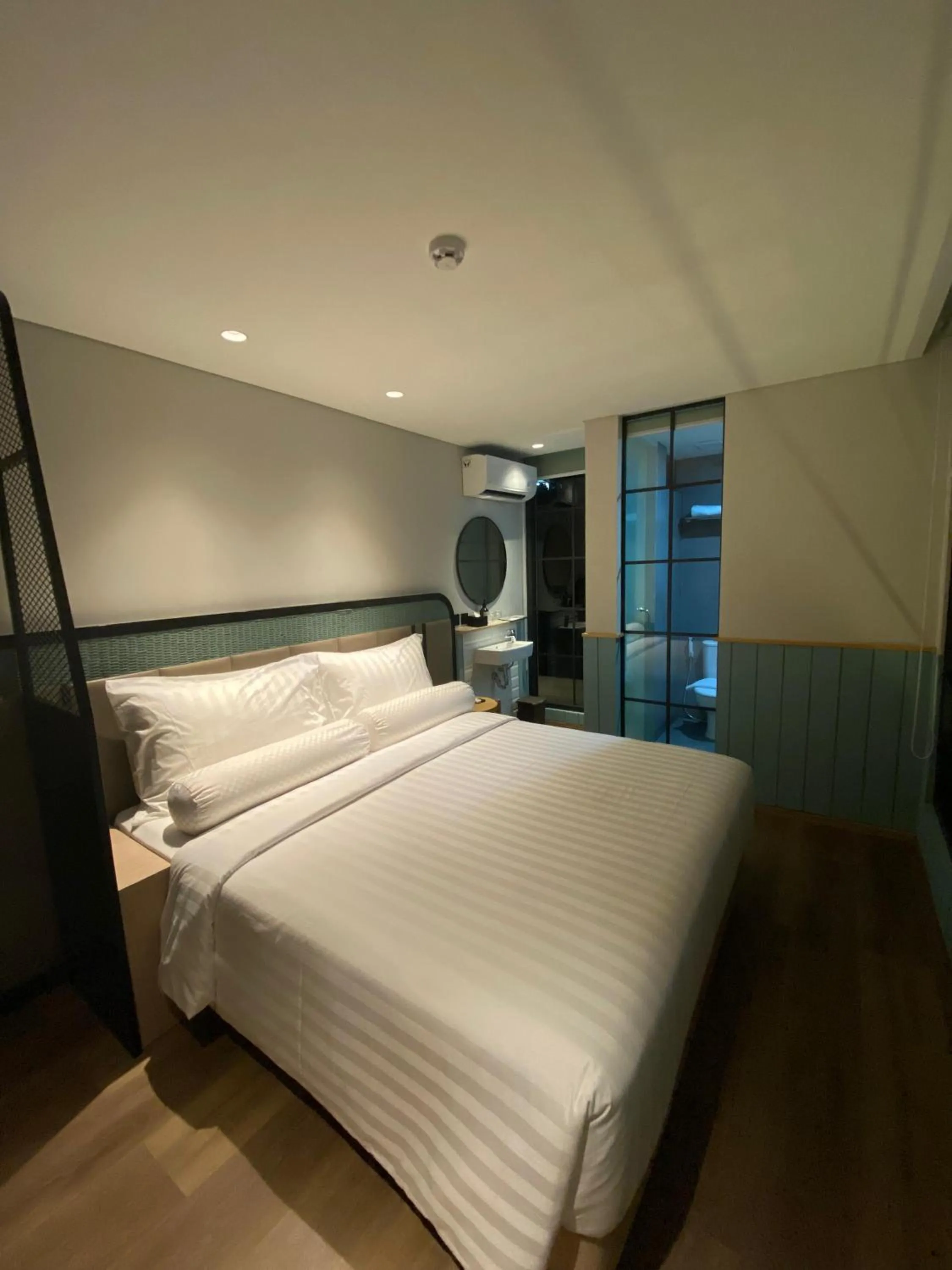 Bedroom, Bed in Luxeur Jakarta - Setiabudi