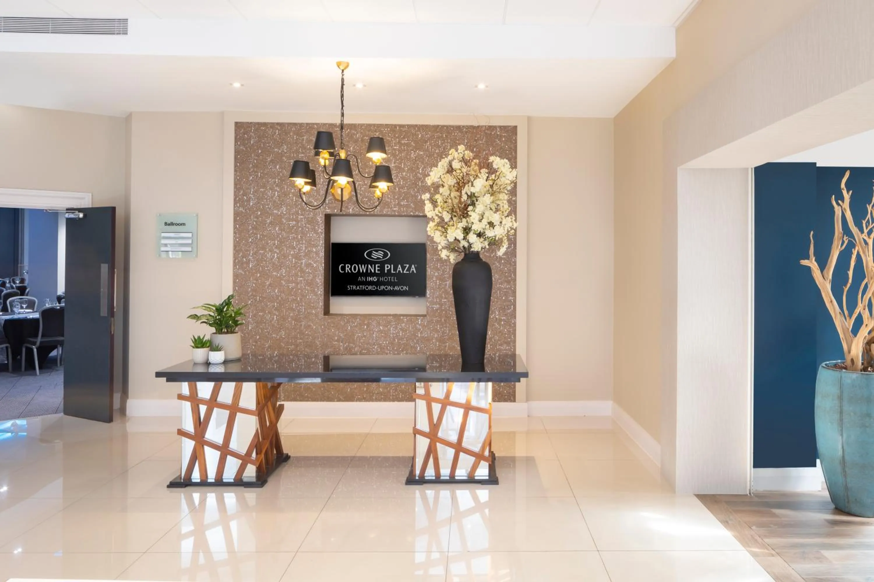 Lobby or reception in Crowne Plaza Stratford-upon-Avon by IHG